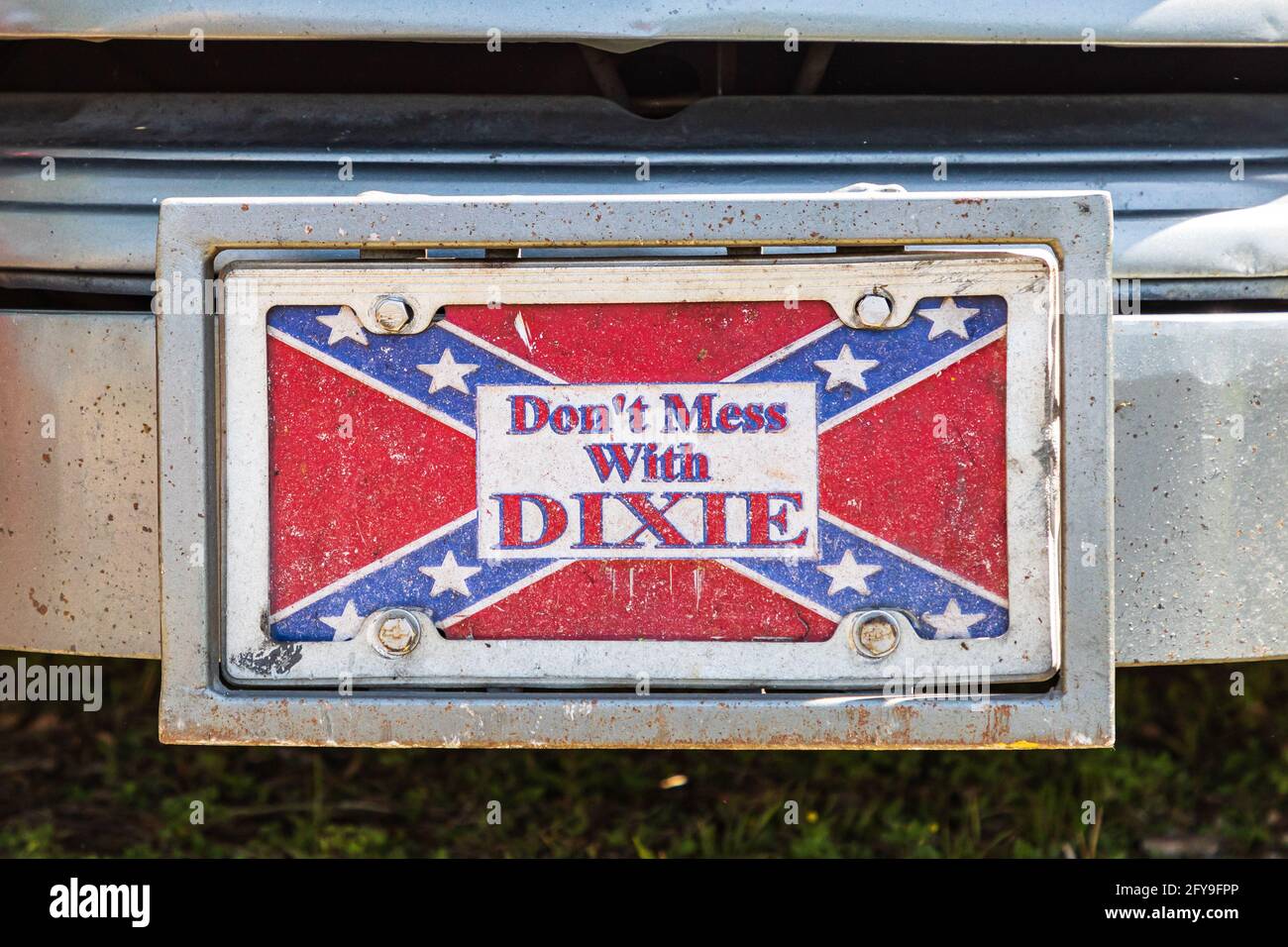 Marble Falls, Texas, Stati Uniti. 10 aprile 2021. Targa decorativa con bandiera confederata, che dice "non disfare con Dixie". Foto Stock