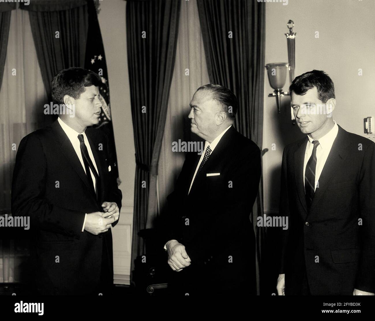 Il presidente John F. Kennedy, direttore dell'Ufficio federale delle indagini e procuratore generale degli Stati Uniti, Robert F. Kennedy alla Casa Bianca. Foto Stock