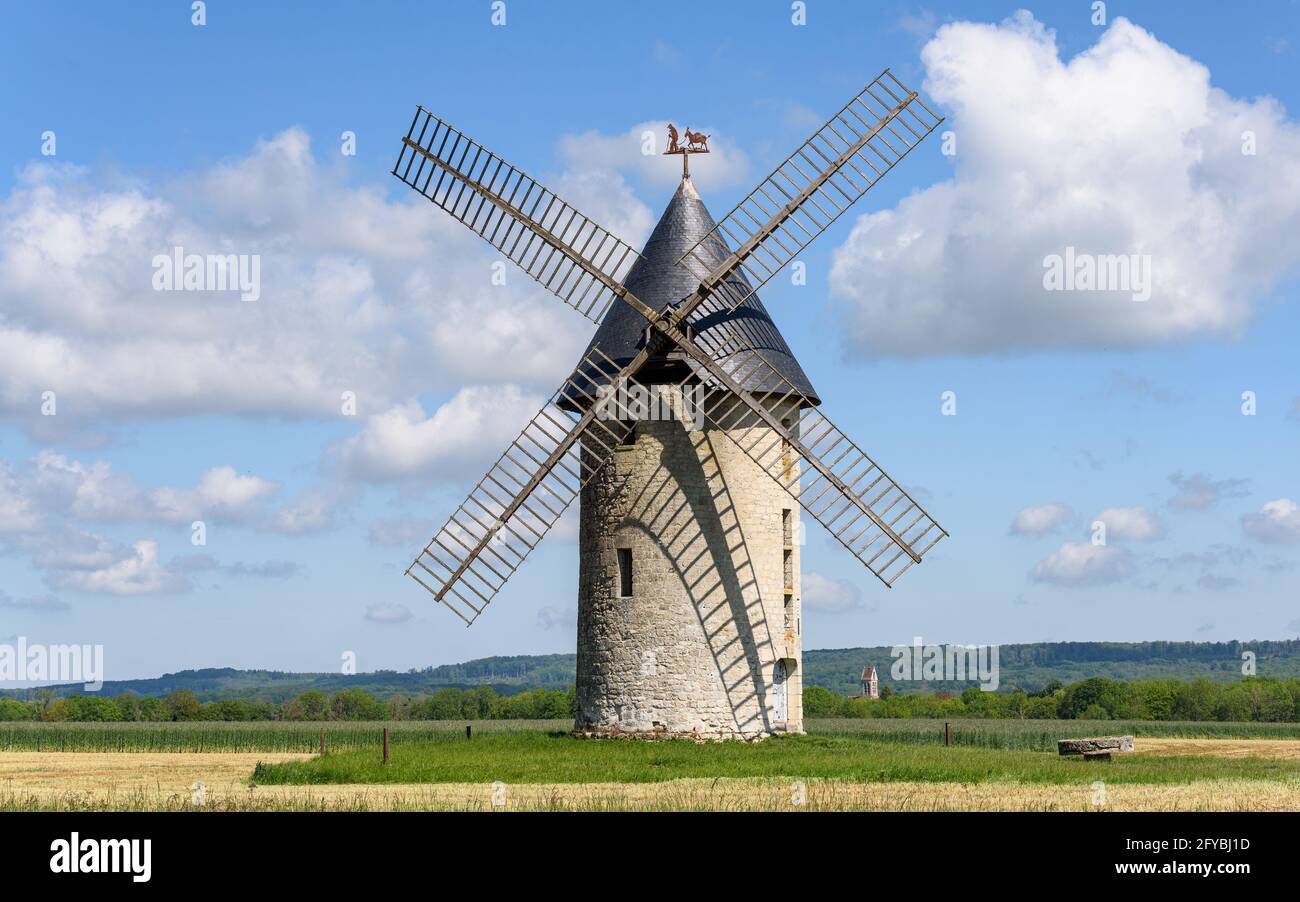 Il vecchio mulino a vento di Largny-sur-Automne aka 'Moulin de Wallu' in una giornata di sole. Precedentemente utilizzato per macinare il grano di cereali in farina, principalmente grano. Foto Stock