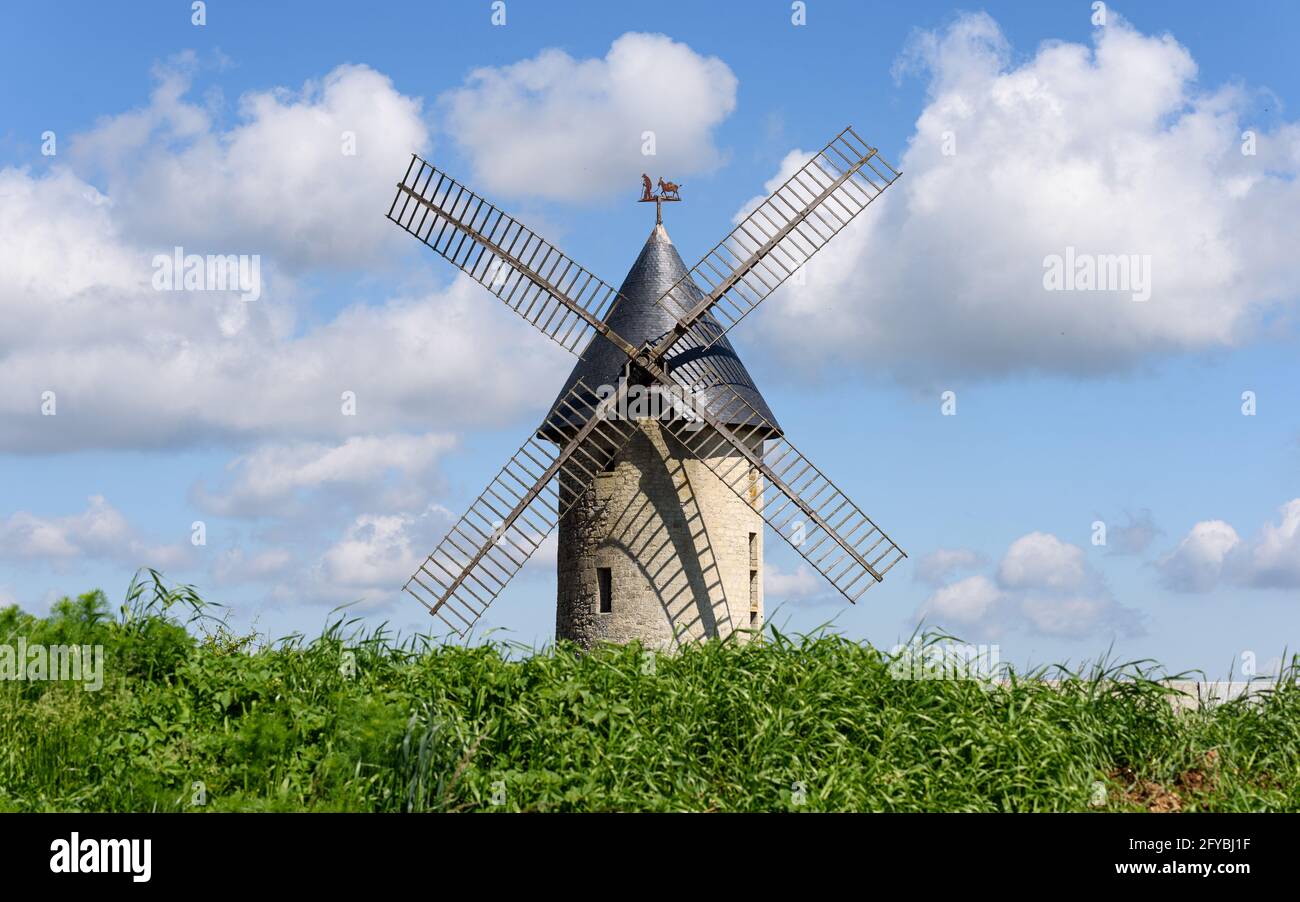 Il vecchio mulino a vento di Largny-sur-Automne aka 'Moulin de Wallu' in una giornata di sole. Precedentemente utilizzato per macinare il grano di cereali in farina, principalmente grano. Foto Stock