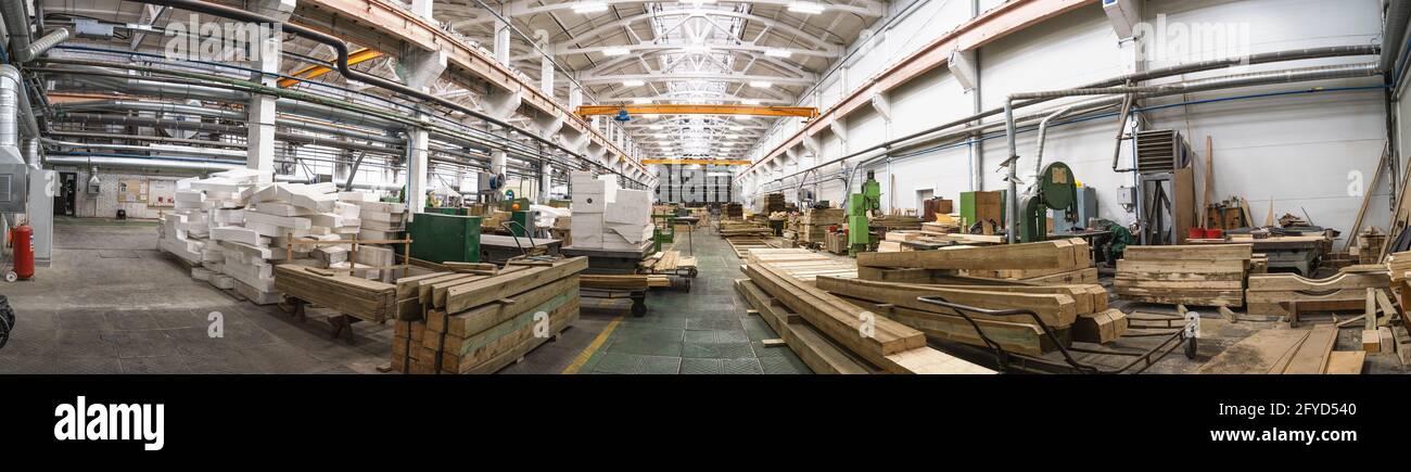 Laboratorio legno panorama a 180 gradi, produzione stampi in legno e macchinari in acciaio, interni industriali. Foto Stock