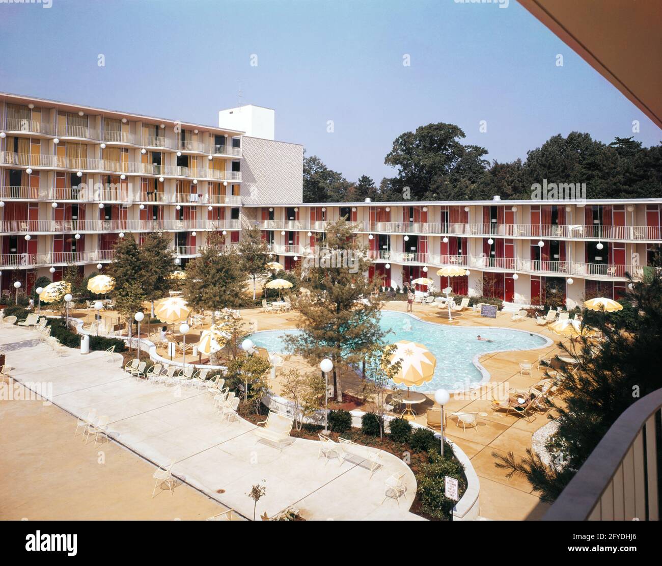 HOTEL MOTEL ANNI '60 PISCINA CAMERE BALCONE INN RESORT VACANZA ALLOGGIO - KM381 HAR001 HARS VECCHIO STILE Foto Stock