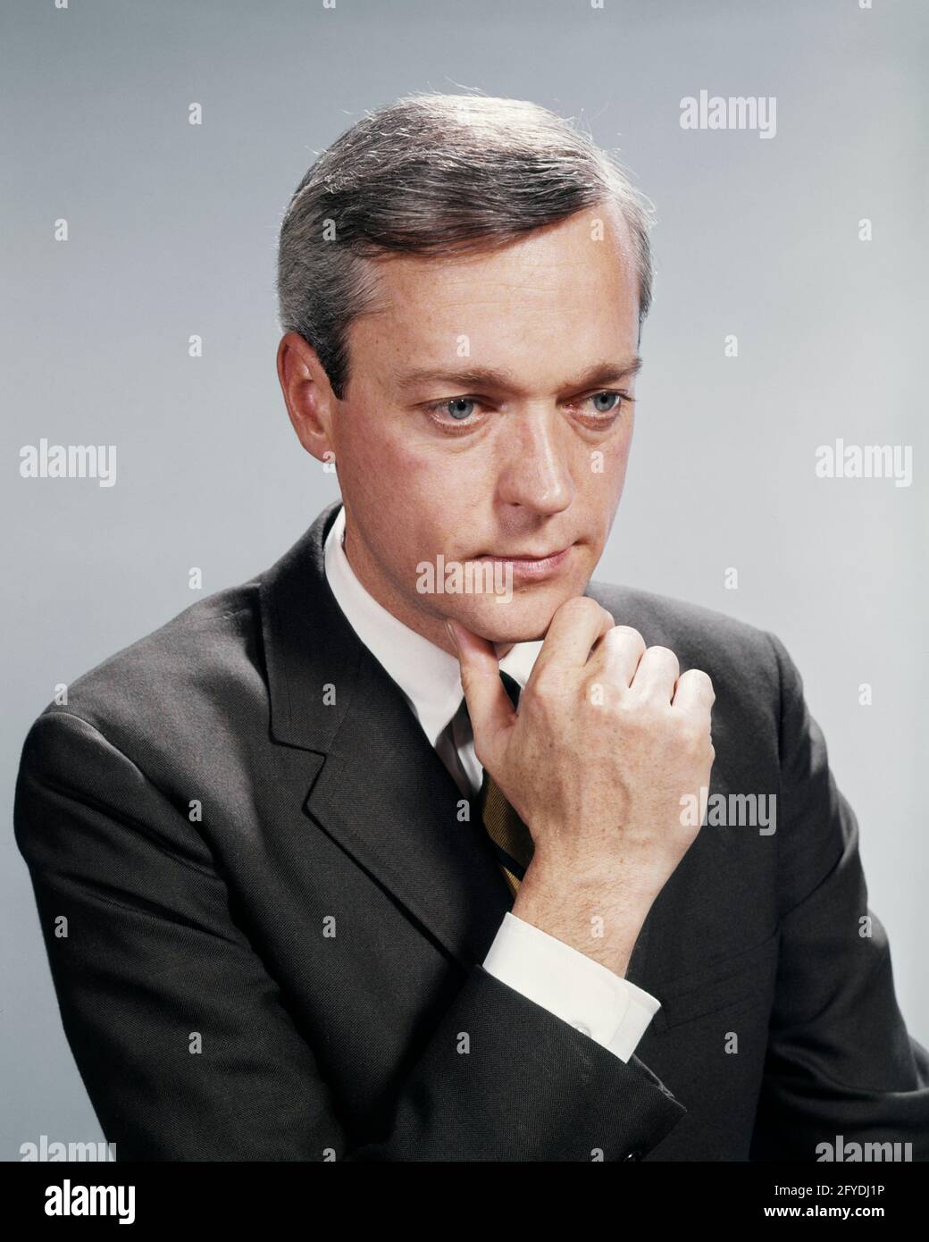 ANNI '60 RITRATTO UOMO MANO AL MENTO GRAVE PREOCCUPAZIONE PREOCCUPATO ANSIOSO PENSIERO DI ESPRESSIONE FACCIALE PENSIEROSO - KP1570 HAR001 HARS TURBATO PREOCCUPATO ABITO TRISTEZZA E CRAVATTA ANSIOSO RIFLESSIVO PENSARE UMORE RIFLESSIVO PONDERANTE PONDERARE CONSIDERARE PERSO NEL GLUM CONTEMPLATIVO MEDITARE SINCERO SOLENNE FOCALIZZATO INTENSO MEDITATIVO MEDIO-ADULTO MID-ADULT UOMO MISERABILE ATTENTA ETNIA CAUCASICA CONSIDERANDO IL SERIO HAR001 INTENTO VECCHIO STILE Foto Stock