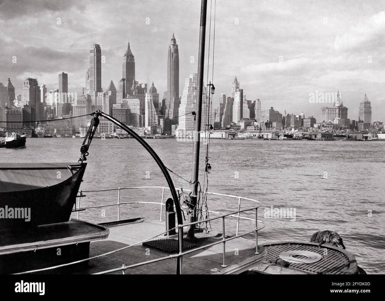 VISTA DEL 1940 DELLO SKYLINE DI LOWER MANHATTAN ISLAND DEGLI EDIFICI CON GRATTACIELI DAL PONTE DELLA NAVE ATTRACCATO NELLA CITTÀ DI BROOKLYN NEW YORK NY USA - R2042 HAR001 HARS NORTH AMERICA HARBOUR DOWNTOWN L'ESTERNO DELLA STRUTTURA NORDAMERICANA NEL BENE IMMOBILE DI NYC ATTRACCATO NEW YORK STRUTTURE CITTÀ EDIFICE NEW YORK CITY FREIGHTER GRATTACIELO DI SPEDIZIONE NERO E BIANCO HAR001 VECCHIO STILE NAVE Foto Stock