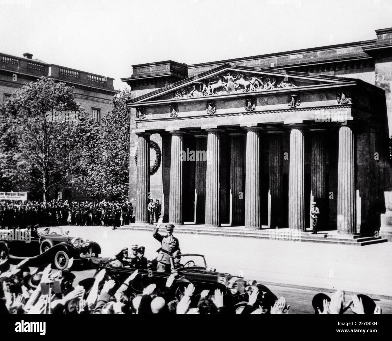 1940 IL CANCELLIERE HITLER DEGLI ANNI TRENTA PASSA LA TOMBA DI UN SOLDATO SCONOSCIUTO 1936 MOTORCADE PARADE NAZISTA HEIL HITLER ARM SALUTA BERLINO GERMANIA - R9027 HAR001 HARS DITTATORE DI AUTORITÀ POLITICA ADOLF IMMOBILIARE STRUTTURE CONCETTUALI 1936 NAZISTI SOSTENGONO LA GUERRA MONDIALE 2 EDIFICAZIONE COOPERAZIONE TOMBA ANTISEMITISMO NERO E BIANCO CANCELLIERE HAR001 VECCHIO STILE SCONOSCIUTO Foto Stock