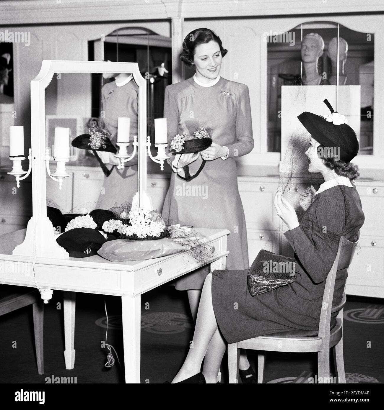 1940s women shopping immagini e fotografie stock ad alta risoluzione - Alamy