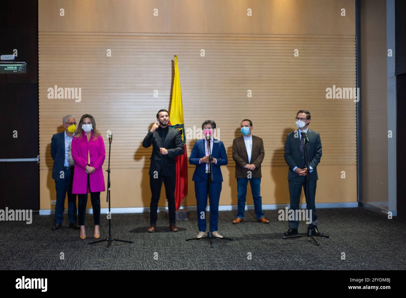 Sindaco di Bogotà, Claudia Lopez, Segretario della Salute Alejandro Gomez e Nicolas Uribe, presidente della Camera di COMERCE di Bogotà tenere un vivo in televis Foto Stock