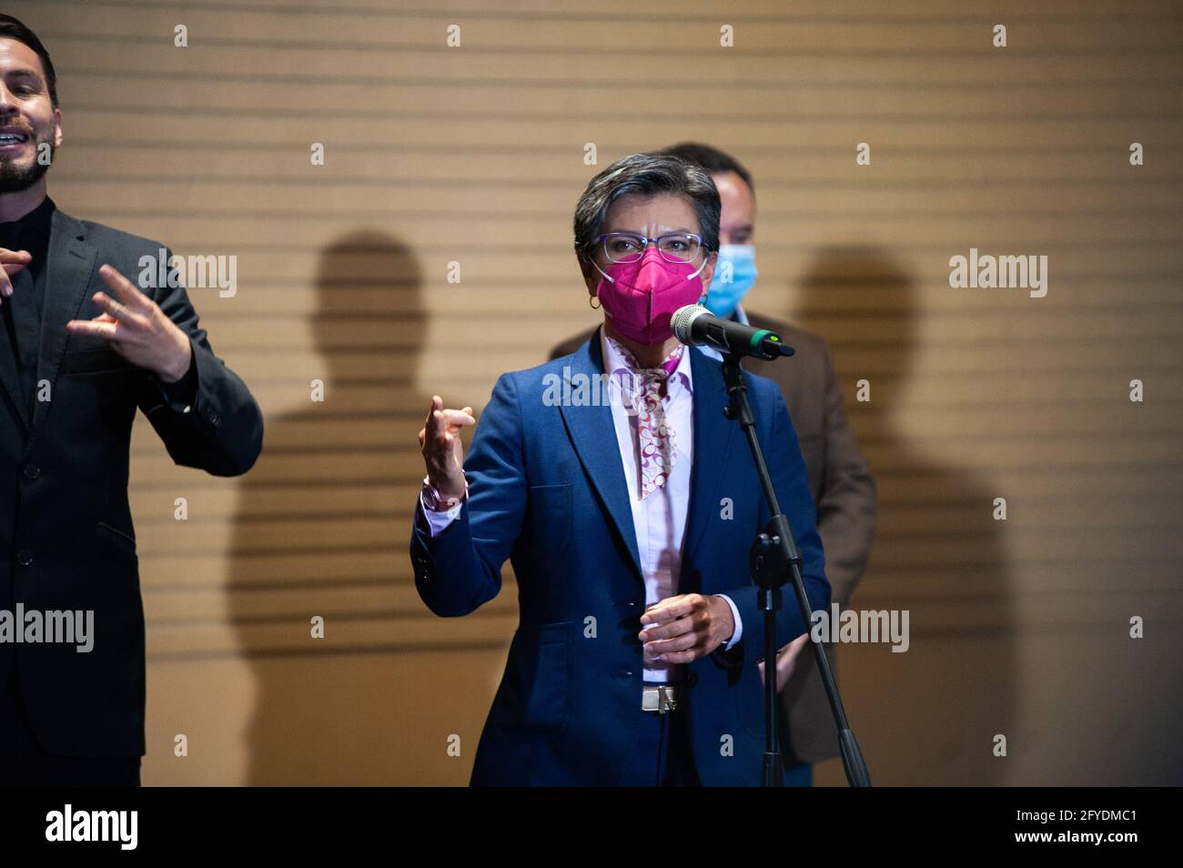 Sindaco di Bogotà, Claudia Lopez, Segretario della Salute Alejandro Gomez e Nicolas Uribe, presidente della Camera di COMERCE di Bogotà tenere un vivo in televis Foto Stock