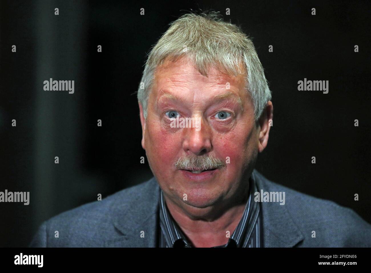 Sammy Wilson MP lascia il Crowne Plaza Hotel di Belfast la sera della ratifica di Edwin Poots come nuovo leader del DUP. Data immagine: Giovedì 27 maggio 2021. Foto Stock