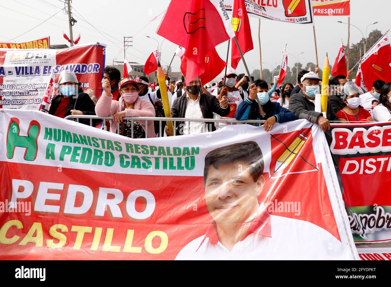 Lima, Perù. 26 Maggio 2021. La gente partecipa ad un raduno di campagna per il candidato presidenziale Pedro Castillo, nel quartiere di Villa El Salvador. Il 6 giugno i peruviani si recheranno alle urne per eleggere il nuovo presidente tra Castillo e Keiko Fujimori. Credit: Mariana Banzo/ZUMA Wire/Alamy Live News Foto Stock