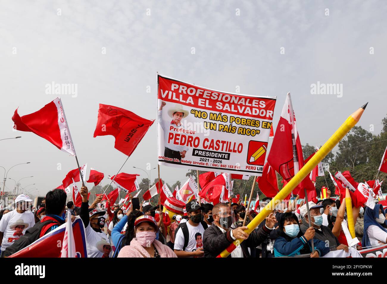 Lima, Perù. 26 Maggio 2021. La gente partecipa ad un raduno di campagna per il candidato presidenziale Pedro Castillo, nel quartiere di Villa El Salvador. Il 6 giugno i peruviani si recheranno alle urne per eleggere il nuovo presidente tra Castillo e Keiko Fujimori. Credit: Mariana Banzo/ZUMA Wire/Alamy Live News Foto Stock