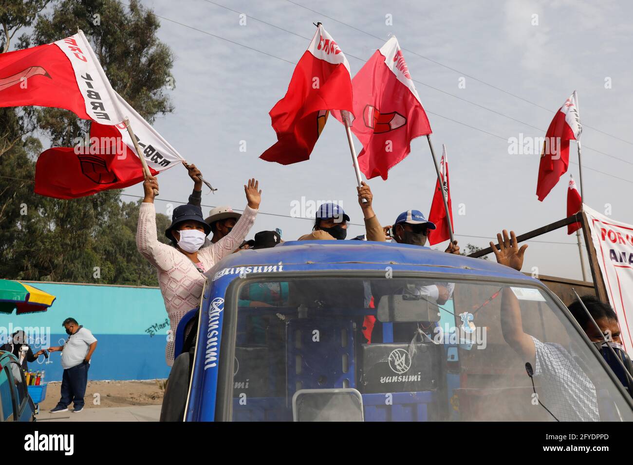 Lima, Perù. 26 Maggio 2021. La gente partecipa ad un raduno di campagna per il candidato presidenziale Pedro Castillo, nel quartiere di Villa El Salvador. Il 6 giugno i peruviani si recheranno alle urne per eleggere il nuovo presidente tra Castillo e Keiko Fujimori. Credit: Mariana Banzo/ZUMA Wire/Alamy Live News Foto Stock