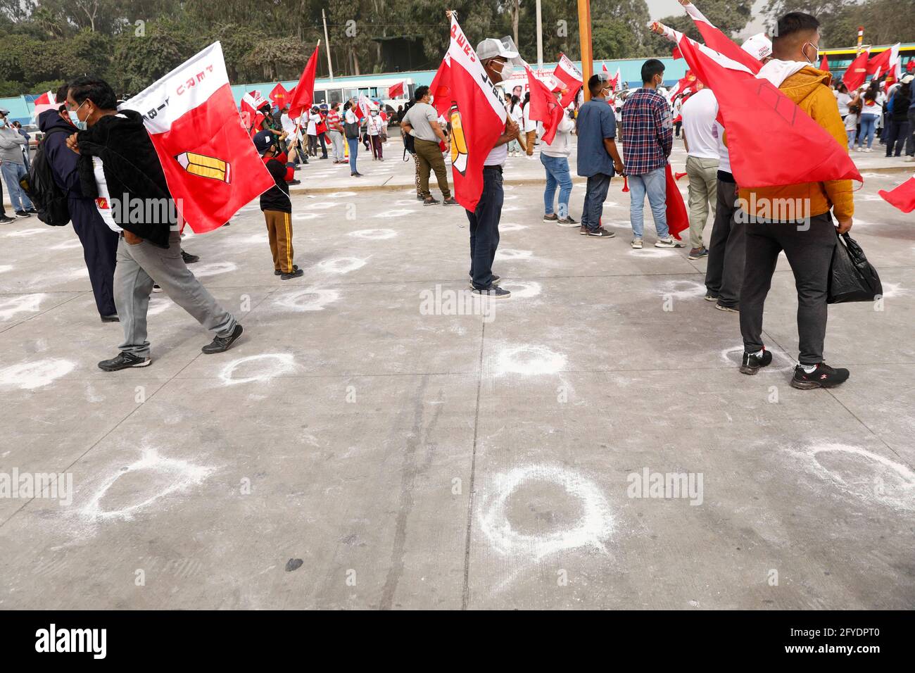 Lima, Perù. 26 Maggio 2021. La gente partecipa ad un raduno di campagna per il candidato presidenziale Pedro Castillo, nel quartiere di Villa El Salvador. Il 6 giugno i peruviani si recheranno alle urne per eleggere il nuovo presidente tra Castillo e Keiko Fujimori. Credit: Mariana Banzo/ZUMA Wire/Alamy Live News Foto Stock