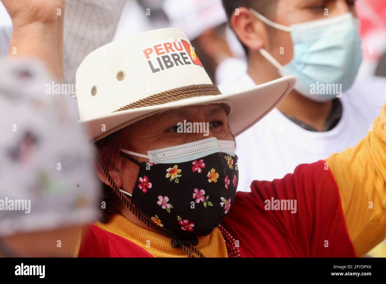 Lima, Perù. 26 Maggio 2021. La gente partecipa ad un raduno di campagna per il candidato presidenziale Pedro Castillo, nel quartiere di Villa El Salvador. Il 6 giugno i peruviani si recheranno alle urne per eleggere il nuovo presidente tra Castillo e Keiko Fujimori. Credit: Mariana Banzo/ZUMA Wire/Alamy Live News Foto Stock