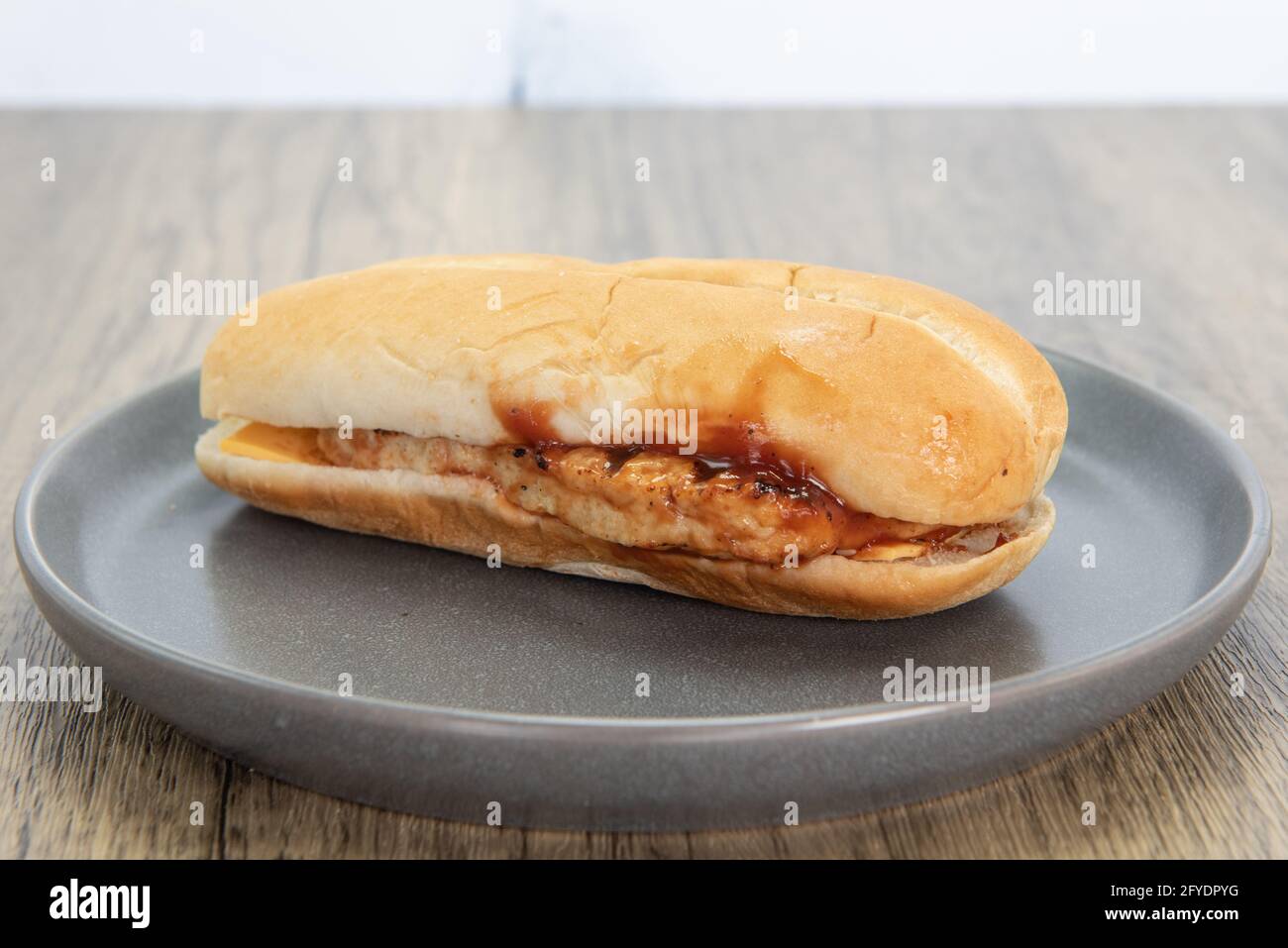 L'appetitoso panino di pollo al barbecue è il pasto perfetto per una pausa pranzo veloce al lavoro. Foto Stock