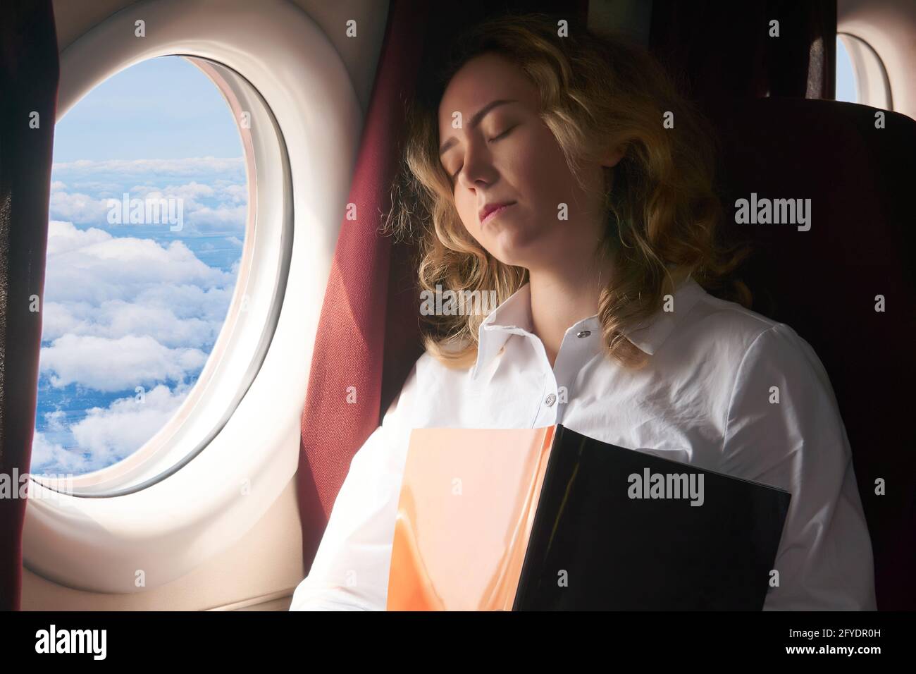 la giovane donna si è zombata nella cabina di un volo aereo durante un lungo volo Foto Stock