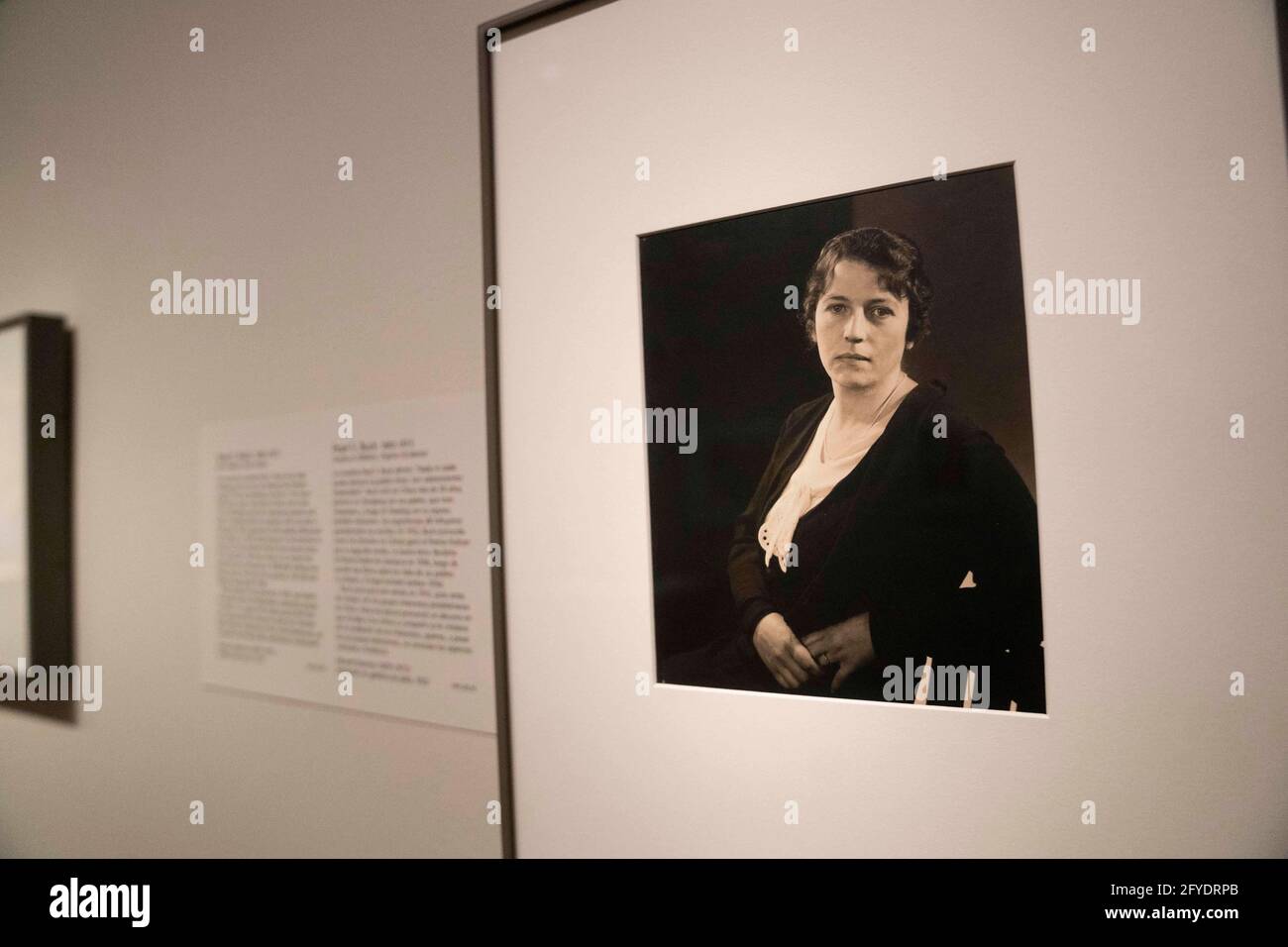 Washington, Stati Uniti. 27 maggio 2021. Una fotografia dello scrittore Pearl S. Buck è vista durante la mostra Her Story: A Century of Women Writers alla National Portrait Gallery di Washington, DC, Stati Uniti, il 27 maggio 2021. La mostra, che durerà fino al 23 gennaio 2022, presenta 24 donne di diverse origini i cui libri sono diventati classici e le cui parole sono ben note. Credit: Liu Jie/Xinhua/Alamy Live News Foto Stock