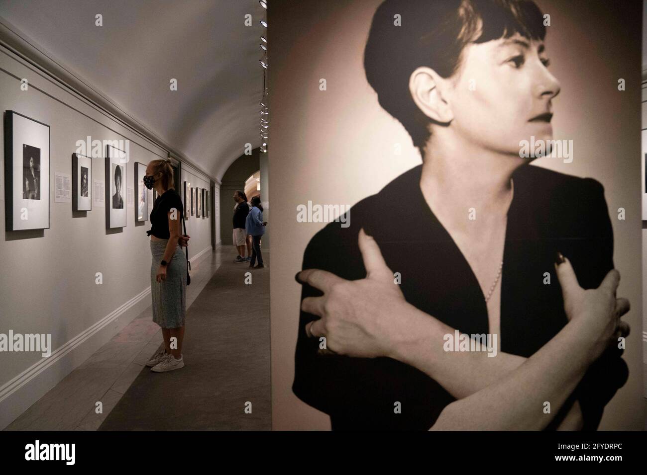 Washington, Stati Uniti. 27 maggio 2021. I visitatori possono vedere opere d'arte durante la mostra Her Story: A Century of Women Writers alla National Portrait Gallery di Washington, DC, Stati Uniti, il 27 maggio 2021. La mostra, che durerà fino al 23 gennaio 2022, presenta 24 donne di diverse origini i cui libri sono diventati classici e le cui parole sono ben note. Credit: Liu Jie/Xinhua/Alamy Live News Foto Stock
