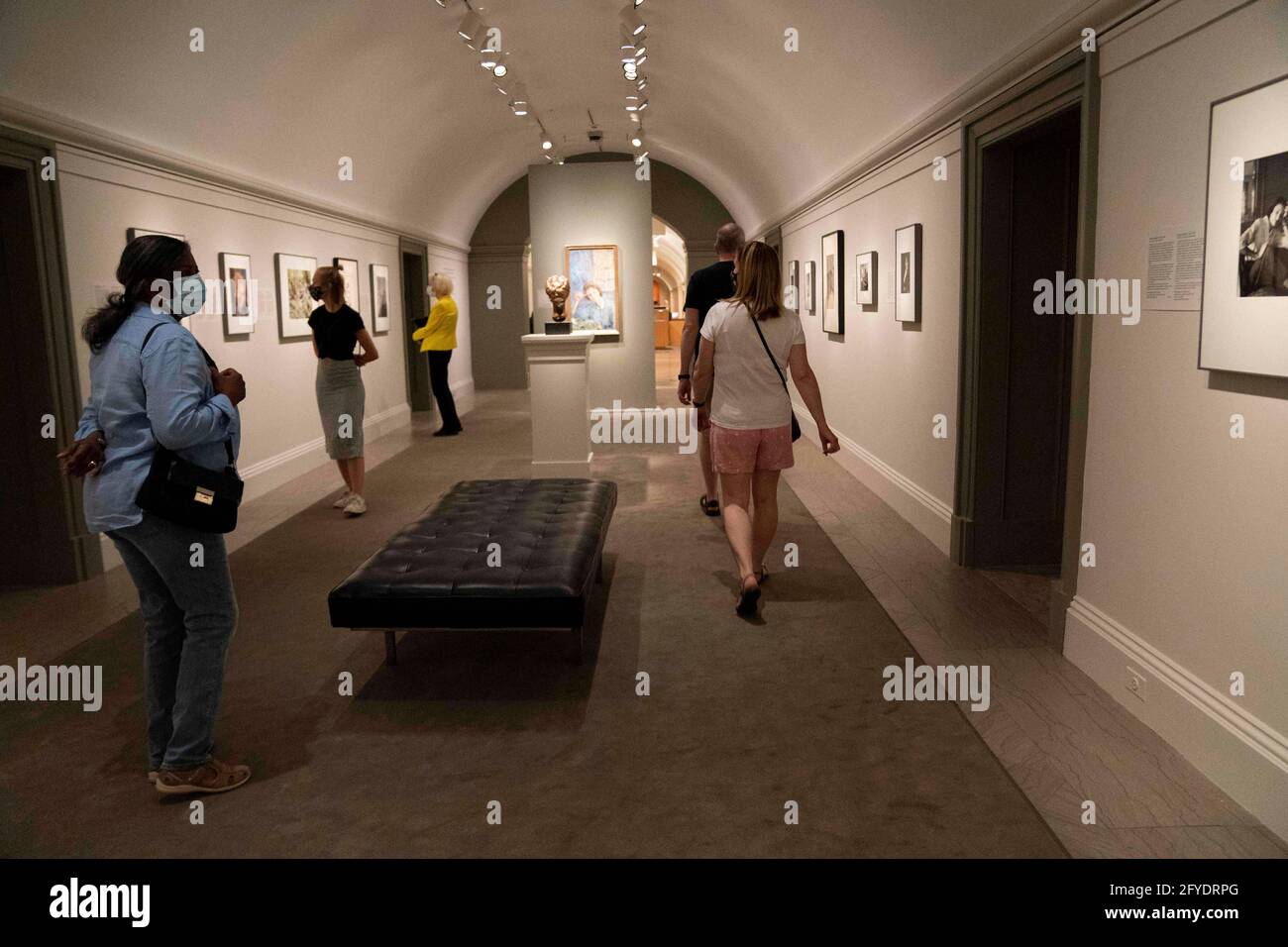 Washington, Stati Uniti. 27 maggio 2021. I visitatori possono vedere opere d'arte durante la mostra Her Story: A Century of Women Writers alla National Portrait Gallery di Washington, DC, Stati Uniti, il 27 maggio 2021. La mostra, che durerà fino al 23 gennaio 2022, presenta 24 donne di diverse origini i cui libri sono diventati classici e le cui parole sono ben note. Credit: Liu Jie/Xinhua/Alamy Live News Foto Stock