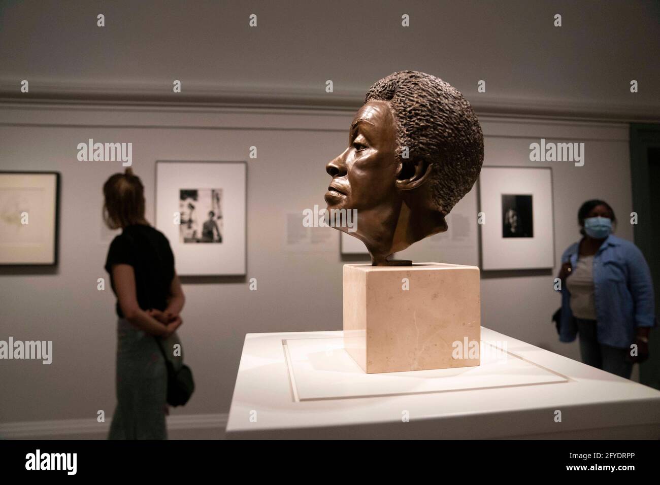 Washington, Stati Uniti. 27 maggio 2021. I visitatori possono vedere opere d'arte durante la mostra Her Story: A Century of Women Writers alla National Portrait Gallery di Washington, DC, Stati Uniti, il 27 maggio 2021. La mostra, che durerà fino al 23 gennaio 2022, presenta 24 donne di diverse origini i cui libri sono diventati classici e le cui parole sono ben note. Credit: Liu Jie/Xinhua/Alamy Live News Foto Stock