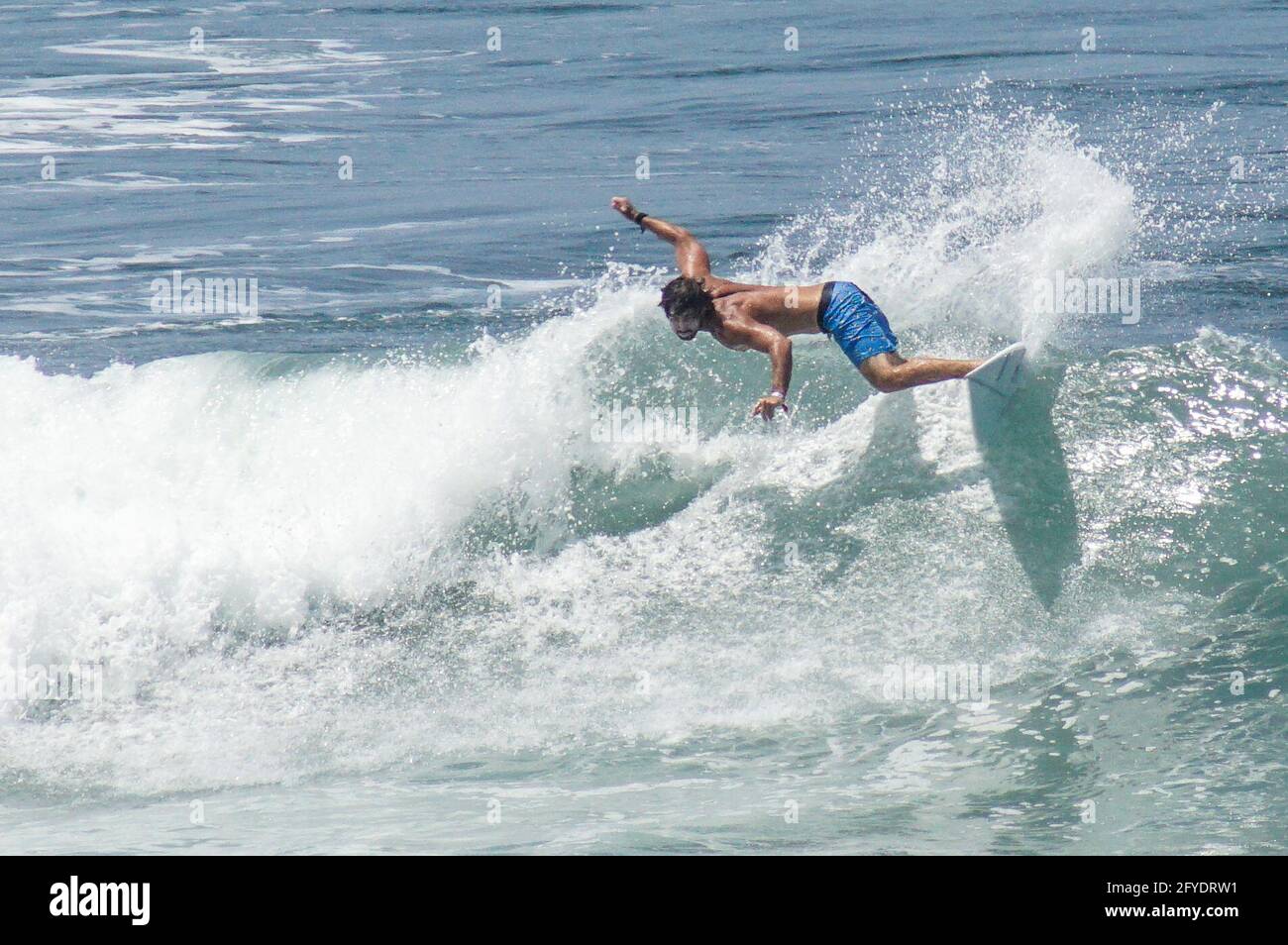 Tamanique, El Salvador. 27 maggio 2021. Un uomo fa un'onda mentre surfing.El Salvador si prepara ad ospitare i Giochi di surf del mondo dell'ISA che serviranno come ultimo round dei qualificatori olimpici per il surf. Credit: Camilo Freedman/ZUMA Wire/Alamy Live News Foto Stock