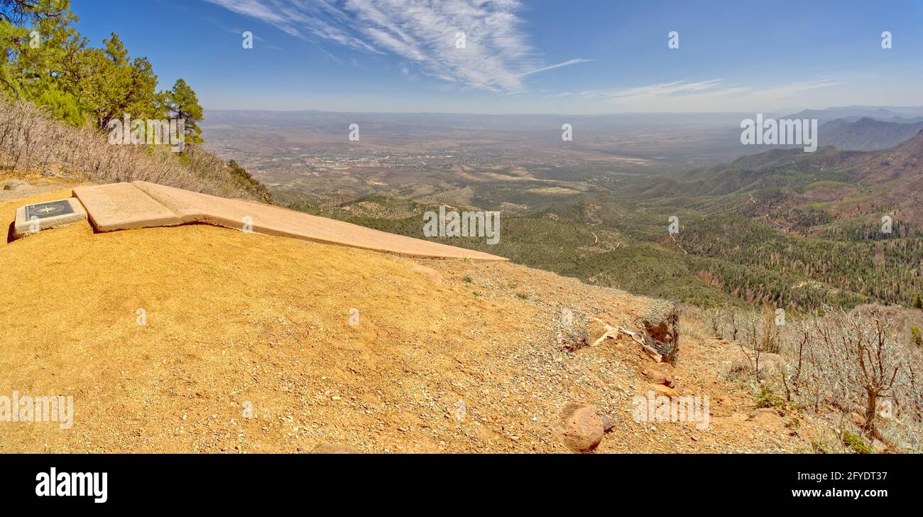 Il punto di lancio per gli appassionati di deltaplano alla cima del monte Mingus vicino a Jerome Arizona. La città in lontananza è Cottonwood. Foto Stock