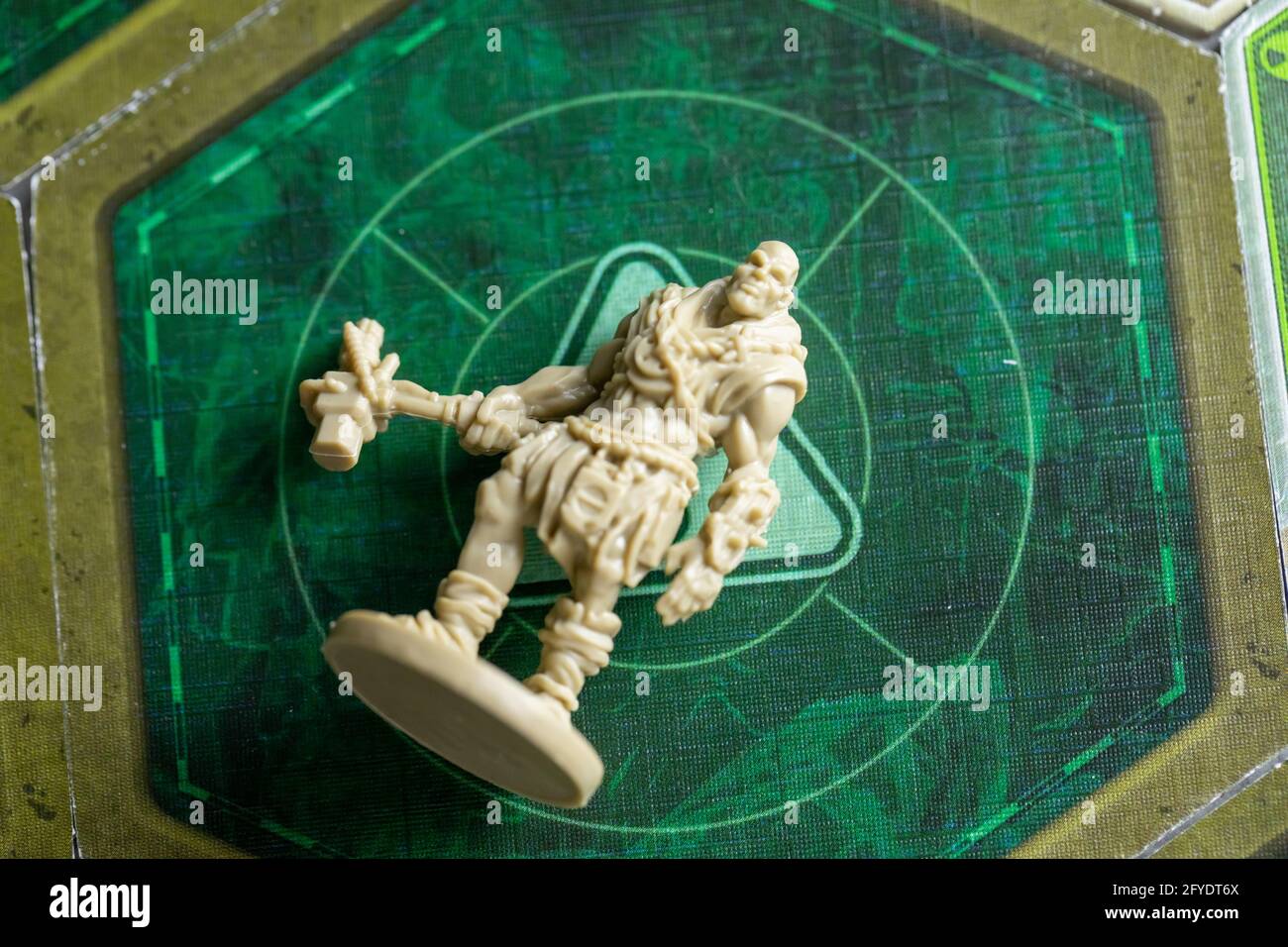 Roseville, MN, Stati Uniti d'America, 02.04.2021 - Fallout Board Game Plastic Figure on Map Tile Foto Stock