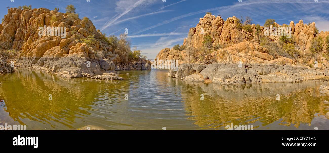 Una laguna rocciosa in Watson Lake Prescott Arizona lungo Lakeshore Trail. La roccia grigia indica la quantità di acqua persa a causa della siccità. Foto Stock