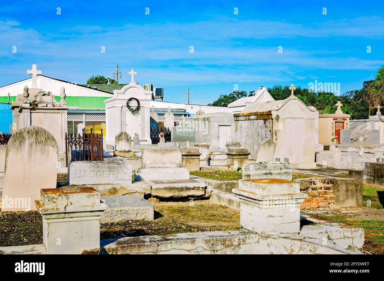 Tombe sopra terra e tombe di famiglia sono raffigurate al St. Patrick Cemetery No. 2, 14 novembre 2015, a New Orleans, Louisiana. Foto Stock