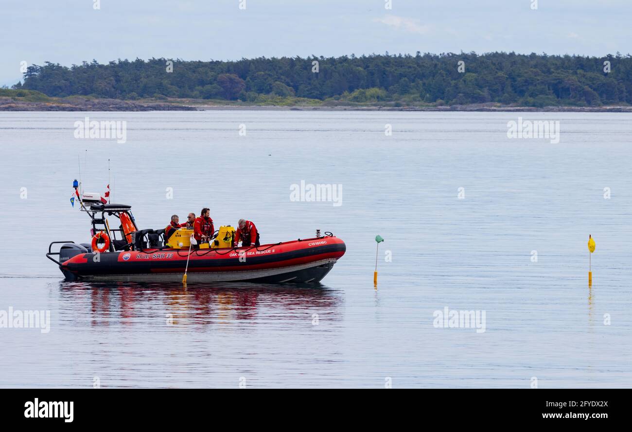 Cerca e Rescue Boat facendo esercizio di formazione a Oak Bay, Victoria, BC, Canada Foto Stock