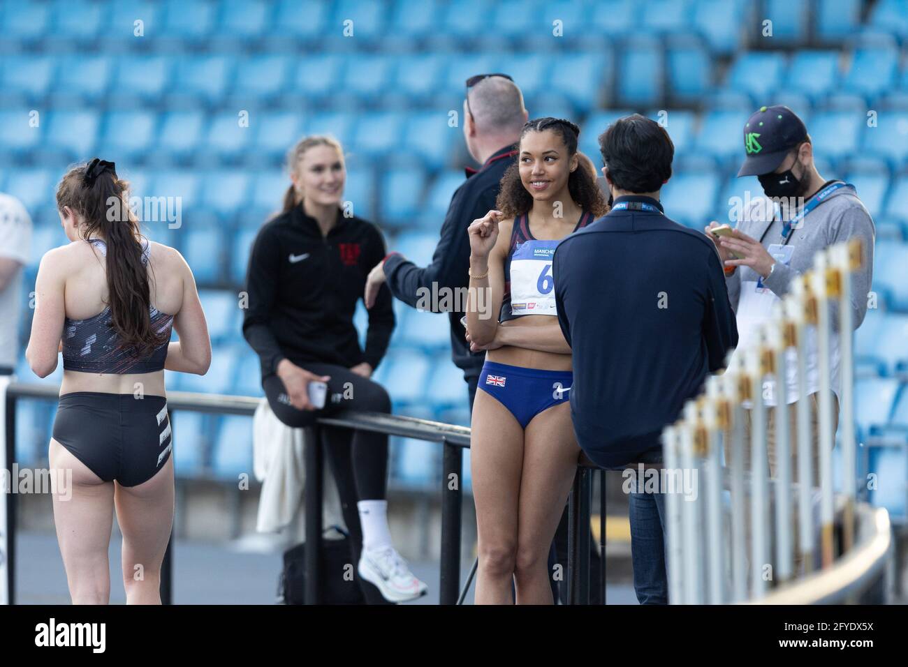 MANCHESTER, REGNO UNITO. 27 MAGGIO. Morgan Lake con il suo staff di coaching durante l'evento di atletica internazionale di Manchester a SportCity, Manchester, giovedì 27 maggio 2021. (Credit: Pat Scaasi | MI News) Credit: MI News & Sport /Alamy Live News Foto Stock