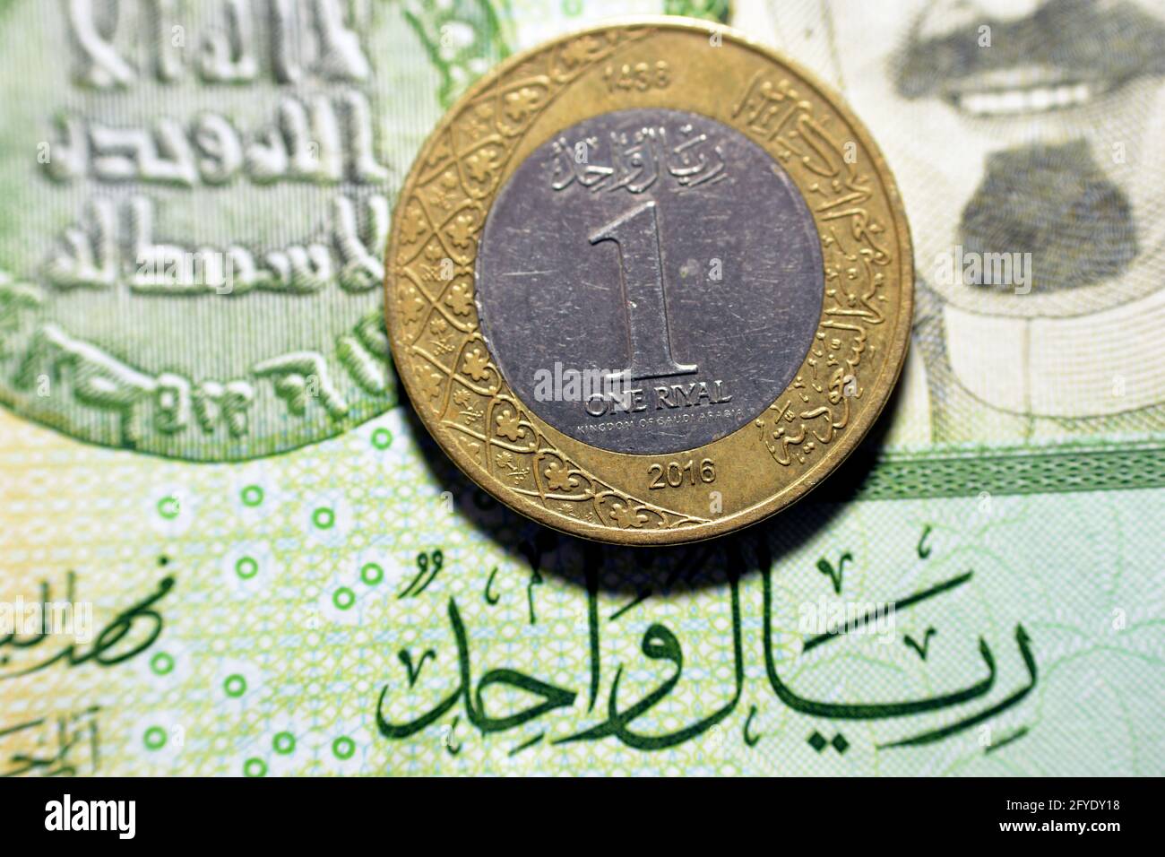 Una moneta riyal dell'Arabia Saudita (lato opposto) anno 2016 su 1 banconote di carta riyal Saudita di fondo, un metallo e una banconota riyals Saudita insieme, Saudita Foto Stock