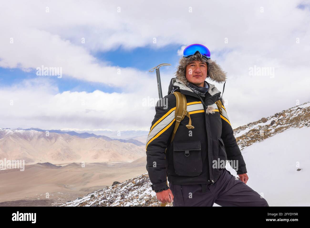 (210528) -- URUMQI, 28 maggio 2021 (Xinhua) -- Foto scattata il 15 maggio 2021 mostra un ritratto di Bikmirza Turdil sulla Muztagh ATA nella regione autonoma Xinjiang Uygur della Cina nord-occidentale. Bikmirza, un pastore di 24 anni di Kirghiz, è nato e cresciuto ai piedi del Muztagh ATA, una vetta con un'altitudine di oltre 7,500 metri, nei Pamirs della regione autonoma cinese Xinjiang Uygur. Ha iniziato a lavorare come guida per aiutare gli scalatori a trasportare attrezzature e forniture all'età di 18 anni. Arrampicata Muztagh ATA, un simbolo di coraggio, è anche considerato come la cerimonia di arrivo per i giovani locali. In S Foto Stock