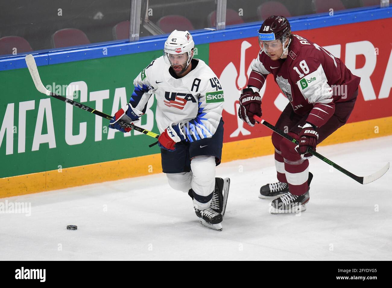 Riga, Lettonia. 27 maggio 2021. Rodrigo ABols (R) della Lettonia vies con Colin Blackwell degli Stati Uniti durante la loro partita del Gruppo B al campionato mondiale di hockey su ghiaccio 2021 IIHF a riga, Lettonia, 27 maggio 2021. Credit: Edijs Palens/Xinhua/Alamy Live News Foto Stock