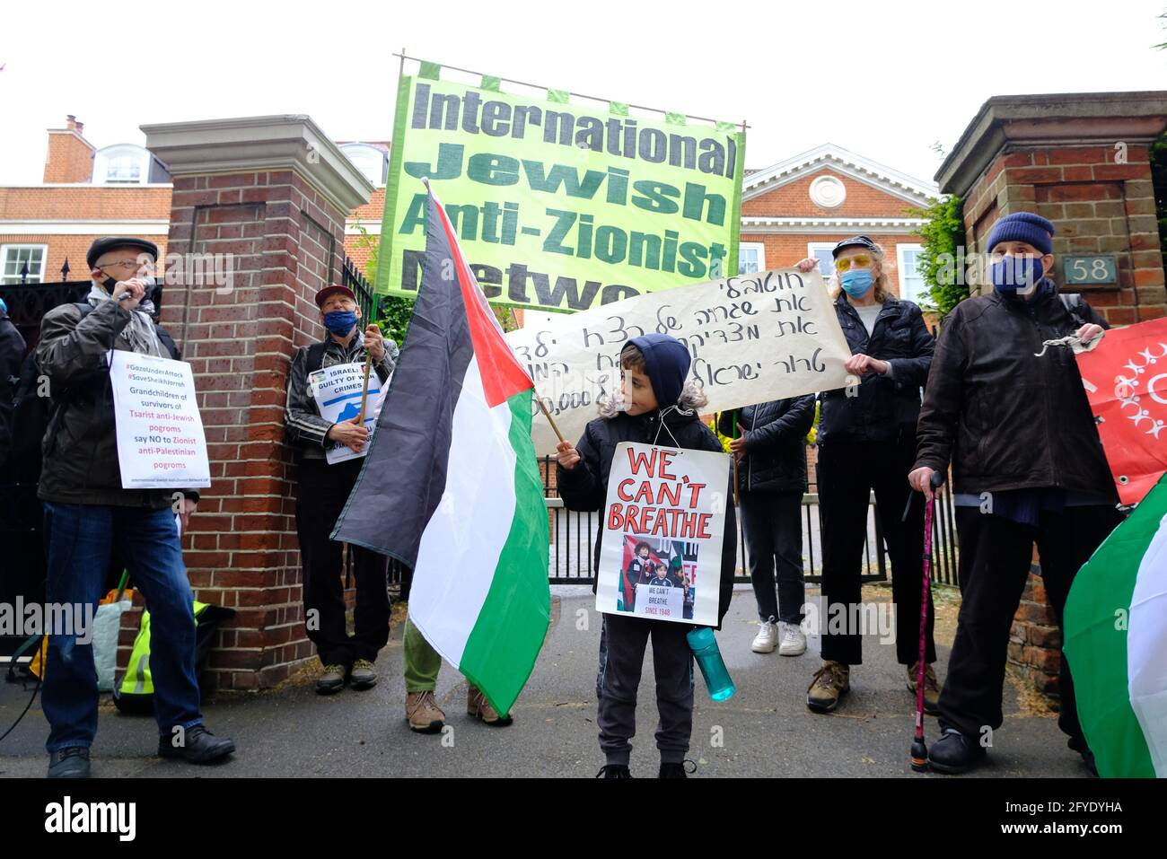 La comunità ebrea anti-sionista di Londra ha una protesta fuori dall'ambasciatore israeliano nella residenza del Regno Unito in solidarietà con la Palestina. Foto Stock