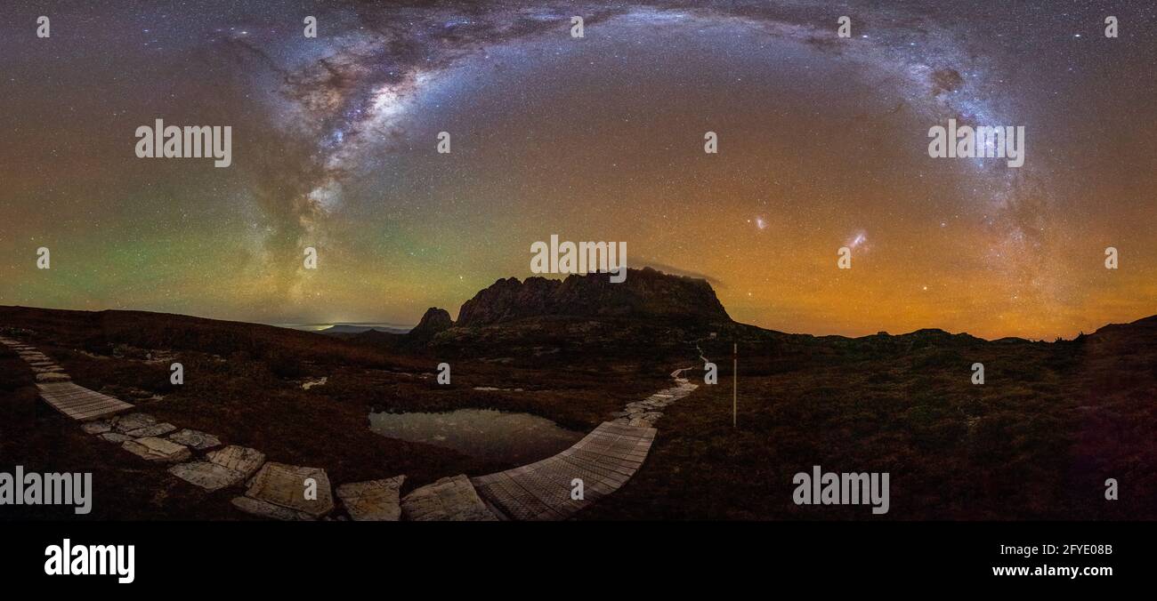 Panorama della Via Lattea sulla Cradle Mountain Summit Foto Stock