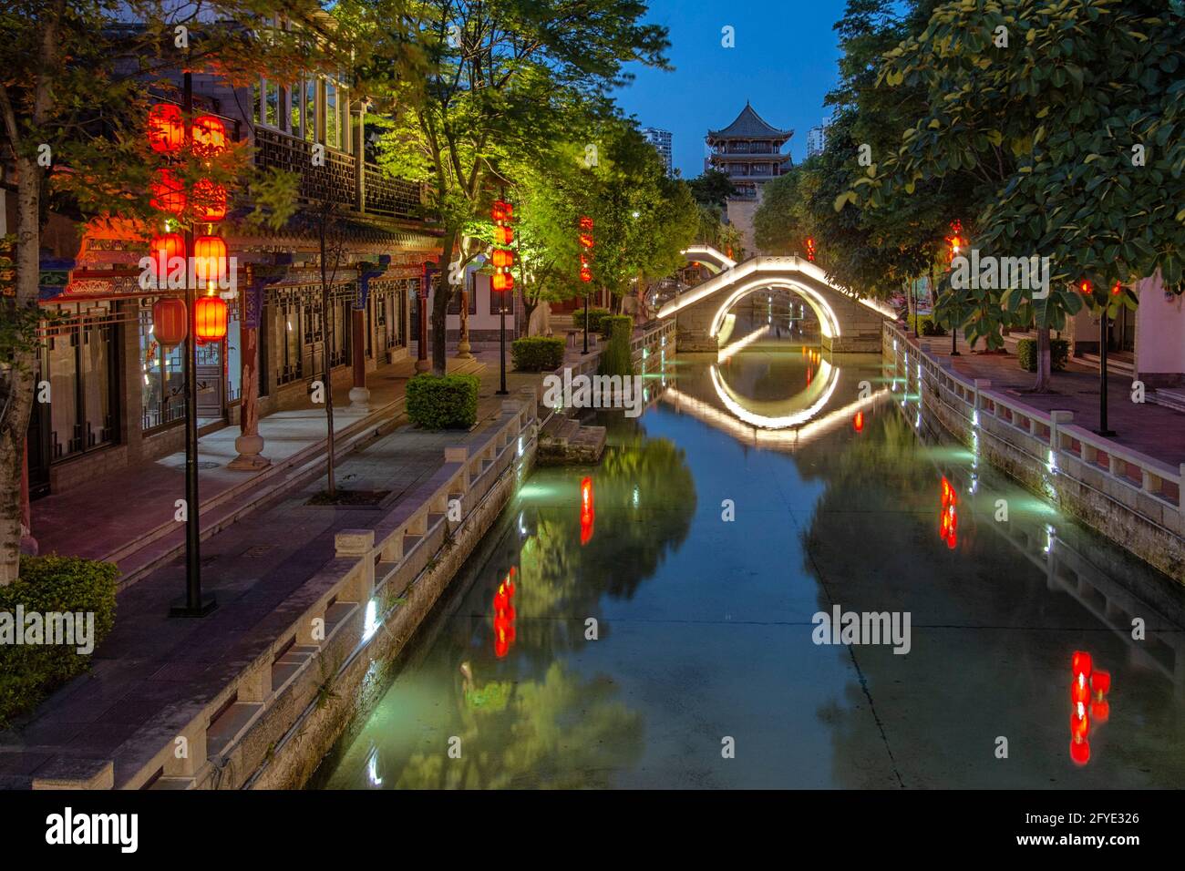 Vista notturna della città antica di Yi Ren a Chuqionx vicino a Kunming, in Yunnan - Cina Foto Stock