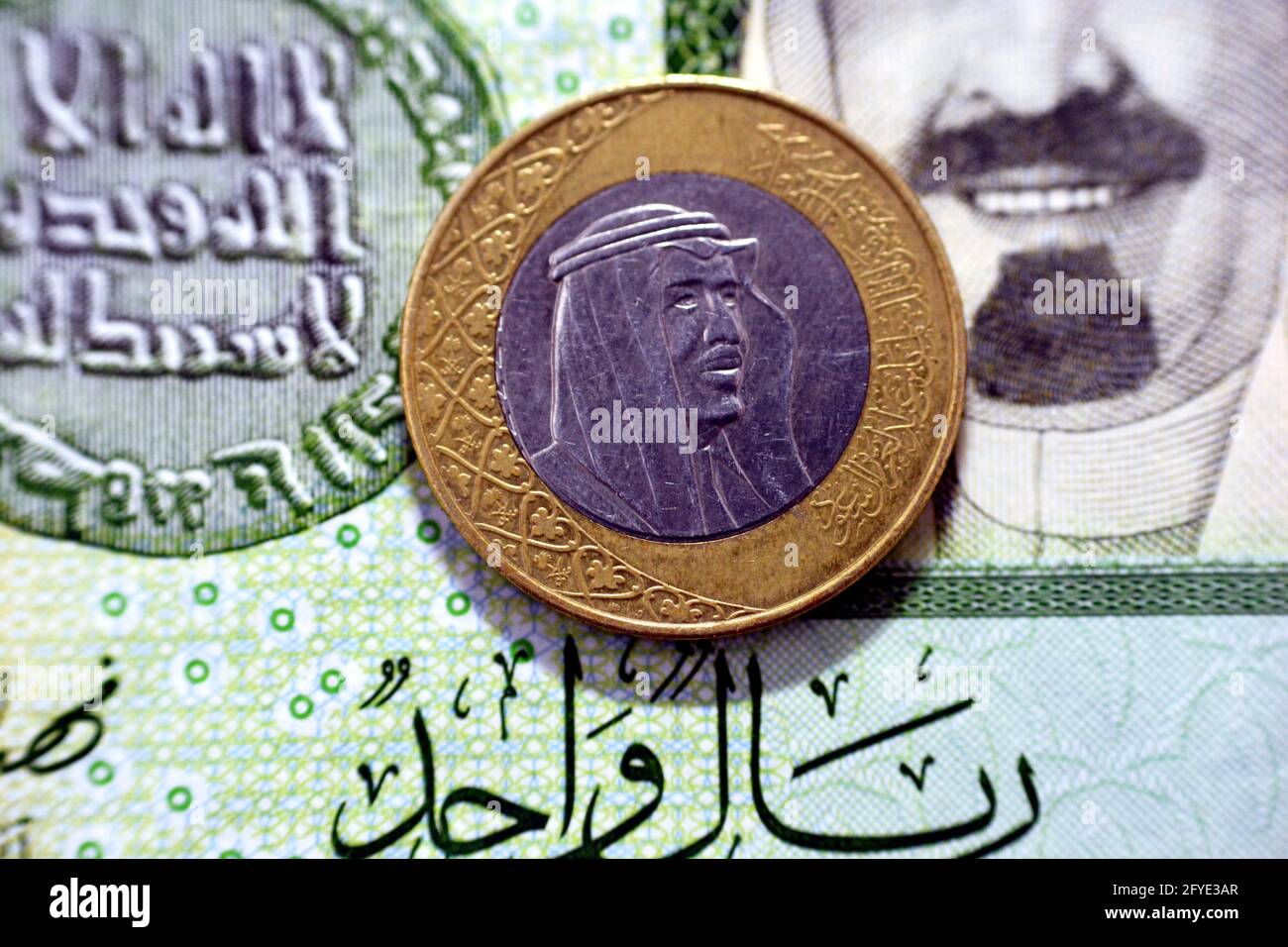 Una moneta riyal dell'Arabia Saudita (lato opposto) anno 2016 su 1 banconote di carta riyal Saudita di fondo, un metallo e una banconota riyals Saudita insieme, 1 Saudita Foto Stock