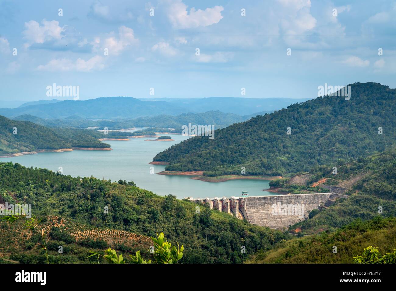 Provincia di DAK Nong, Viet Nam, 20 aprile 2021: Una vista dall'alto di una diga idroelettrica la provincia di Dak Nong, Vietnam Foto Stock