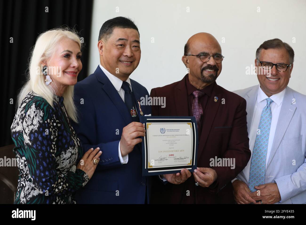Los Angeles, California, Stati Uniti. 26 Maggio 2021. La principessa Karen Cantrell, Joey Zhou, Ike Khamisani, presidente dell'Associazione delle Nazioni Unite degli Stati Uniti d'America (una-USA), Impero interno, E Carlos Amezcua con un certificato che è stato dato al Los Angeles Beverly Arts (LABA) dall'una-USA, Inland Empire, a 'Inextrricably Linked' The Art of Jiannan Huang - Vernissage, un evento privato di visualizzazione per l'artista Jiannan Huang al Beverly Hilton Hotel di Beverly Hills, California. LABA è stata fondata dall'ospite della TV Joey Zhou. Credito: Sheri Determan Foto Stock
