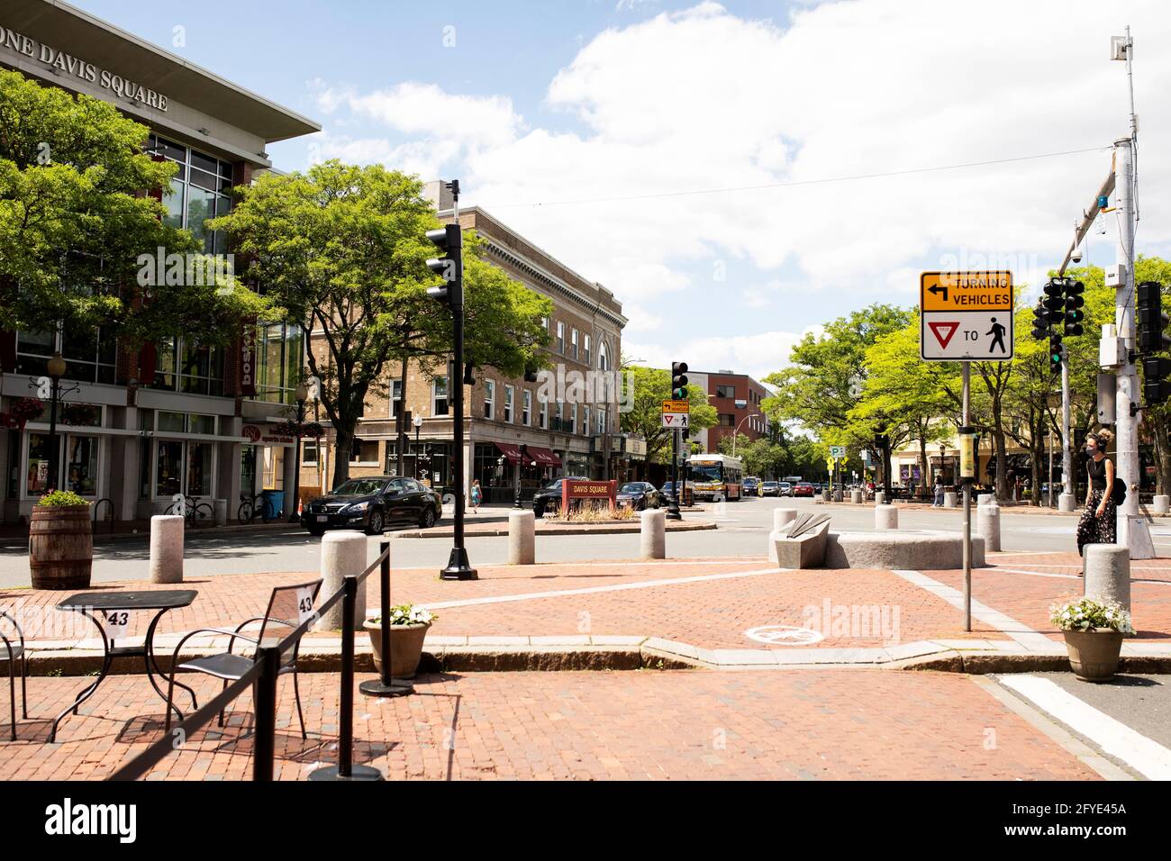 L'intersezione di Elm Street e Holland Street a Davis Square a Somerville, Massachusetts, Stati Uniti. Foto Stock L'intersezione di Elm Street e Holland Street a Davis Square a Somerville, Massachusetts, Stati Uniti. Foto Stock