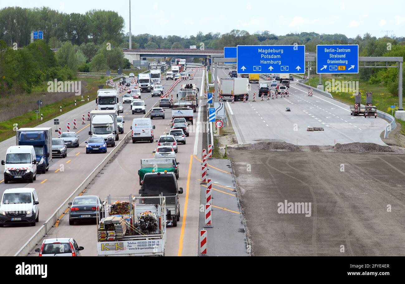 Velten, Germania. 27 maggio 2021. Auto e camion percorrono la strada a  quattro corsie stretta dell'autostrada A10 (Berliner Ring) poco prima dello  svincolo di Oranienburg accanto alla carreggiata in costruzione. La A10