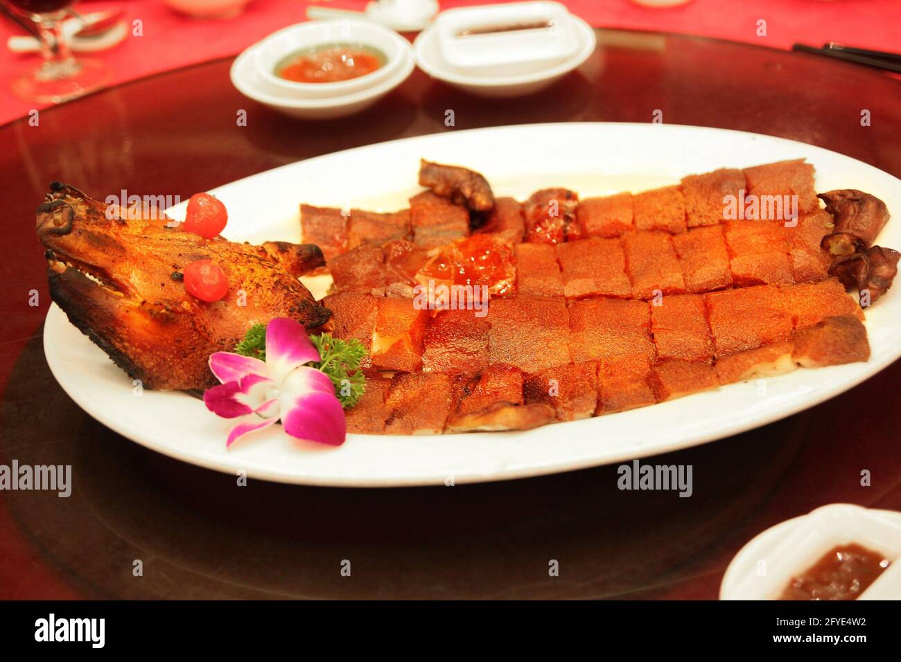 Tradizionale porcellino da latte arrosto barbecue in stile Hong Kong, tipicamente servito in occasione di un matrimonio cinese o di un'occasione speciale. Foto Stock