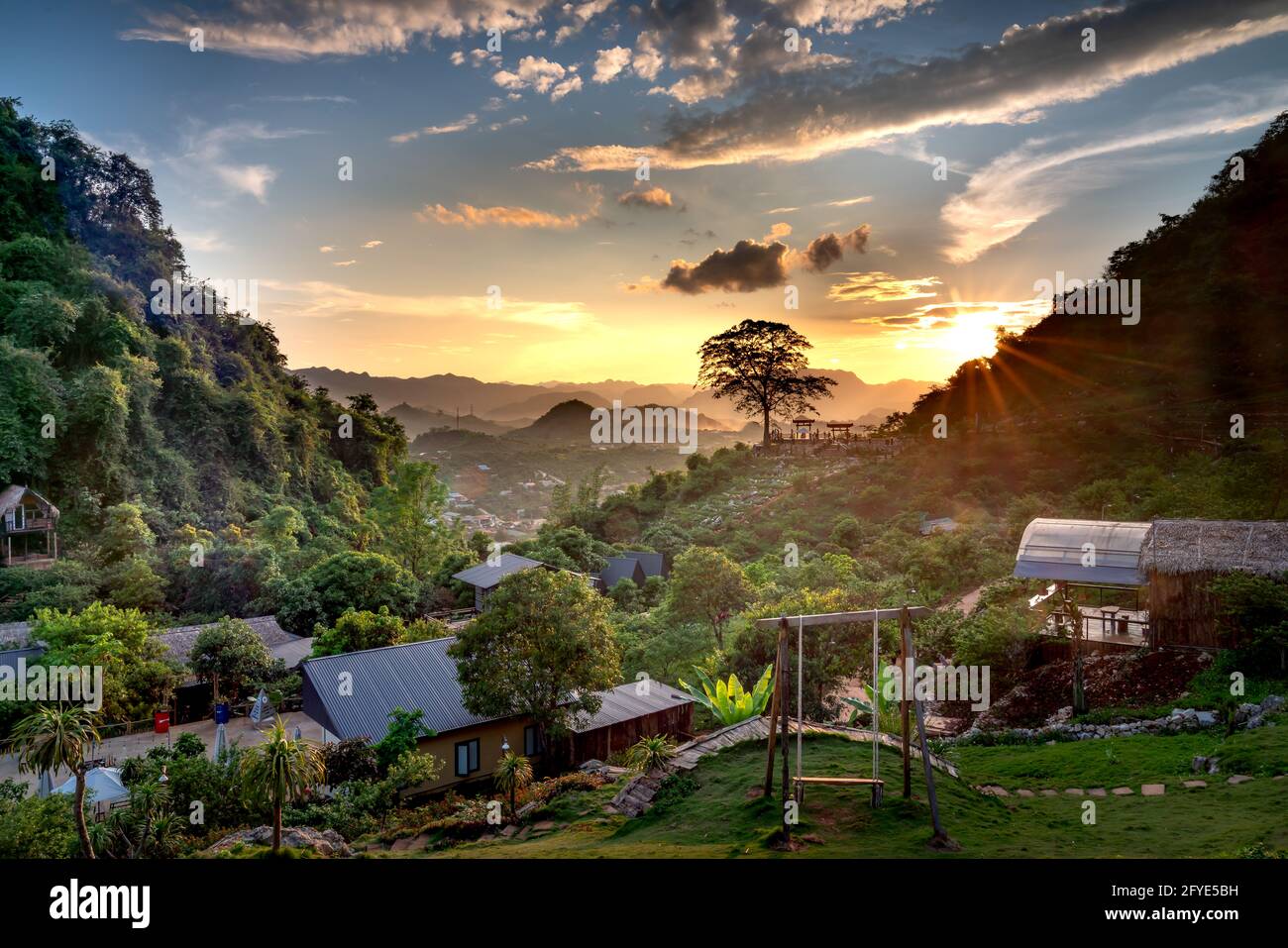 Tramonto sulle montagne del distretto di Moc Chau, provincia di Son la, Vietnam Foto Stock