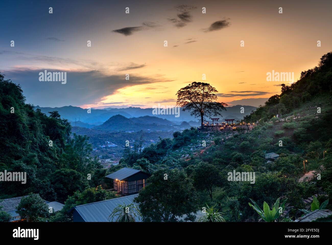 Tramonto sulle montagne del distretto di Moc Chau, provincia di Son la, Vietnam Foto Stock