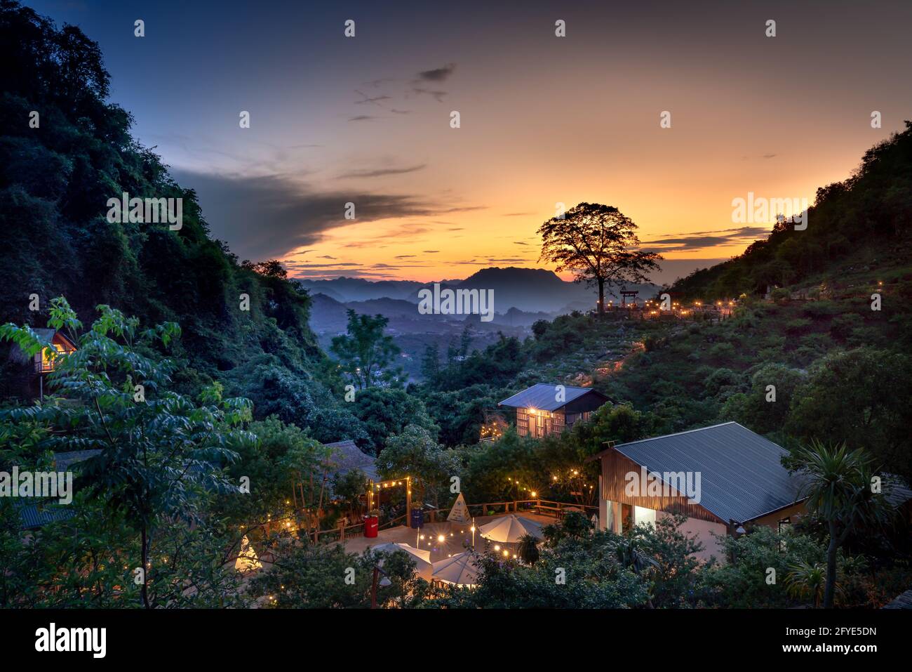 Tramonto sulle montagne del distretto di Moc Chau, provincia di Son la, Vietnam Foto Stock