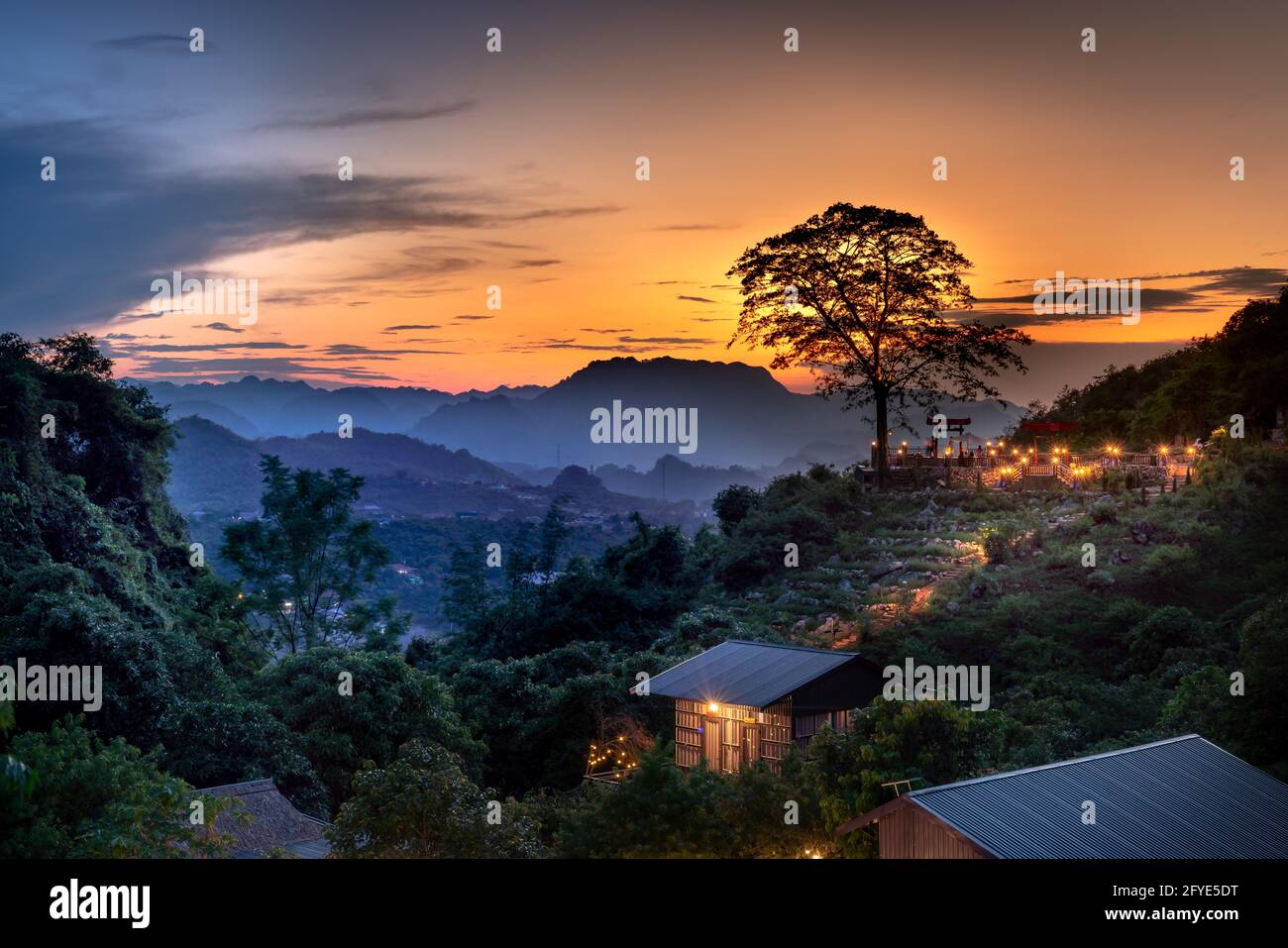 Tramonto sulle montagne del distretto di Moc Chau, provincia di Son la, Vietnam Foto Stock