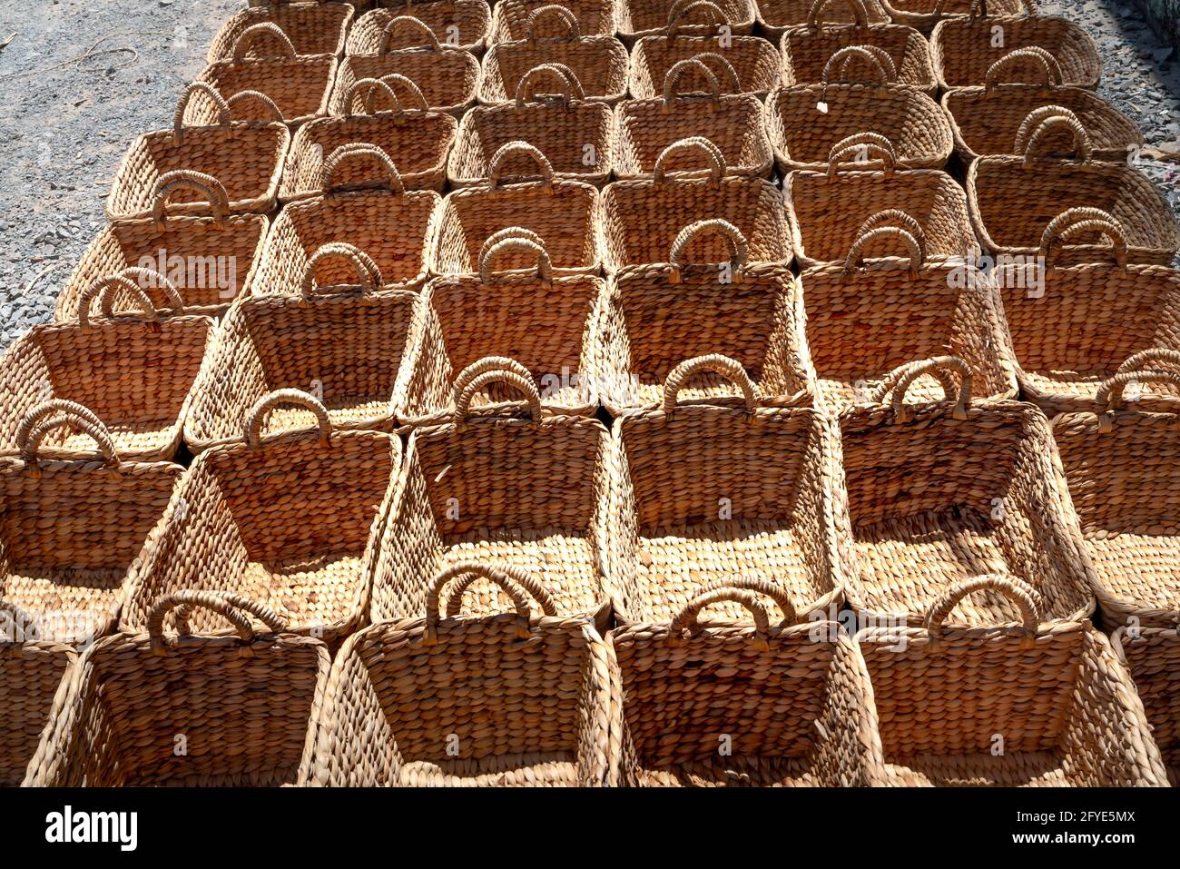 Cestini artigianali fatti da gambi di giacinto di acqua secca in un villaggio nel distretto di Long Hai della provincia di Ba Ria-Vung Tau, Vietnam Foto Stock