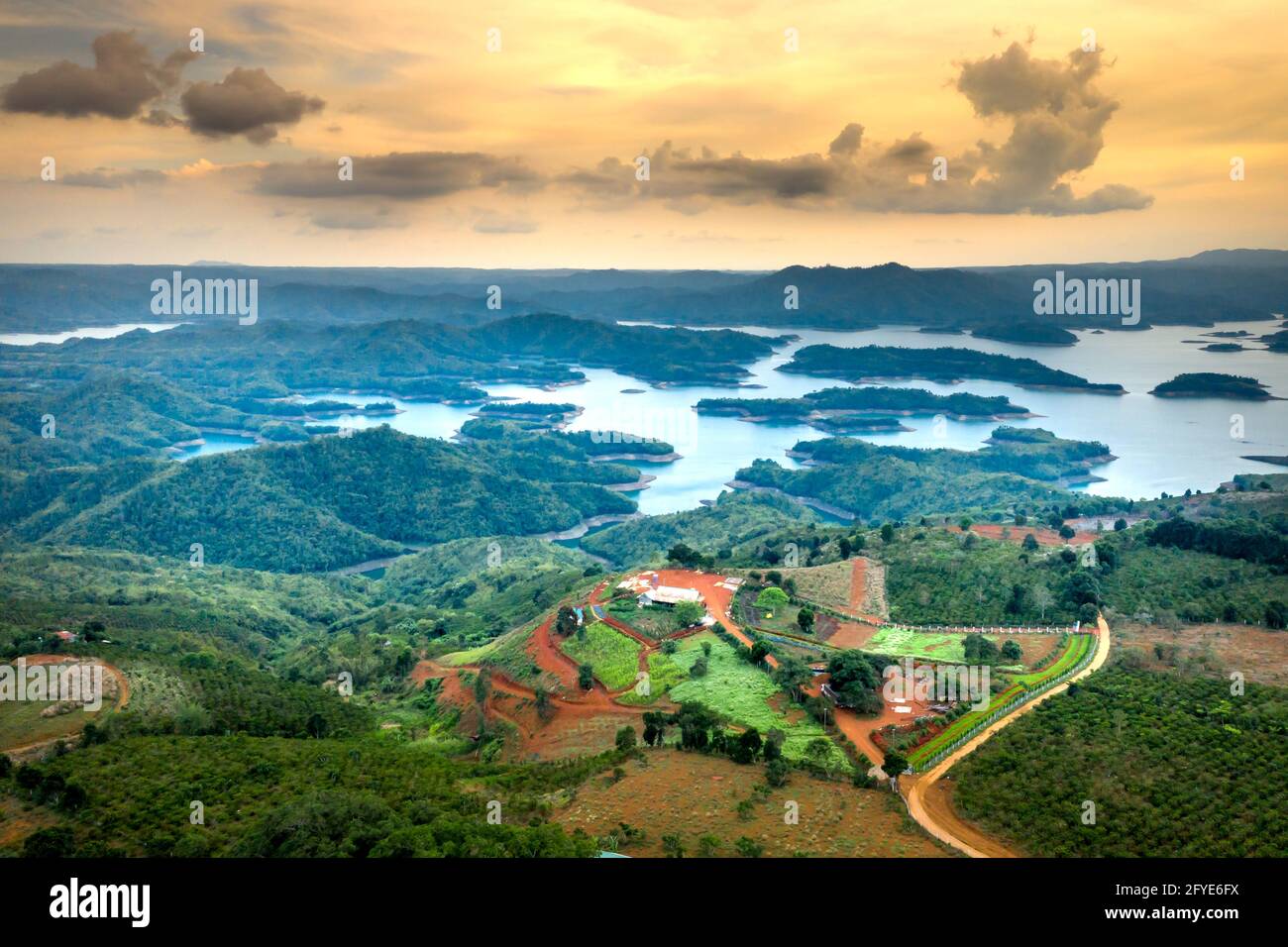 Città di Gia Nghia, Provincia di Dak Nong, Vietnam - 20 aprile 2021: Panorama dell'area turistica del lago Ta Dung nella città di Gia Nghia, provincia di Dak Nong, Vietnam. TA D Foto Stock