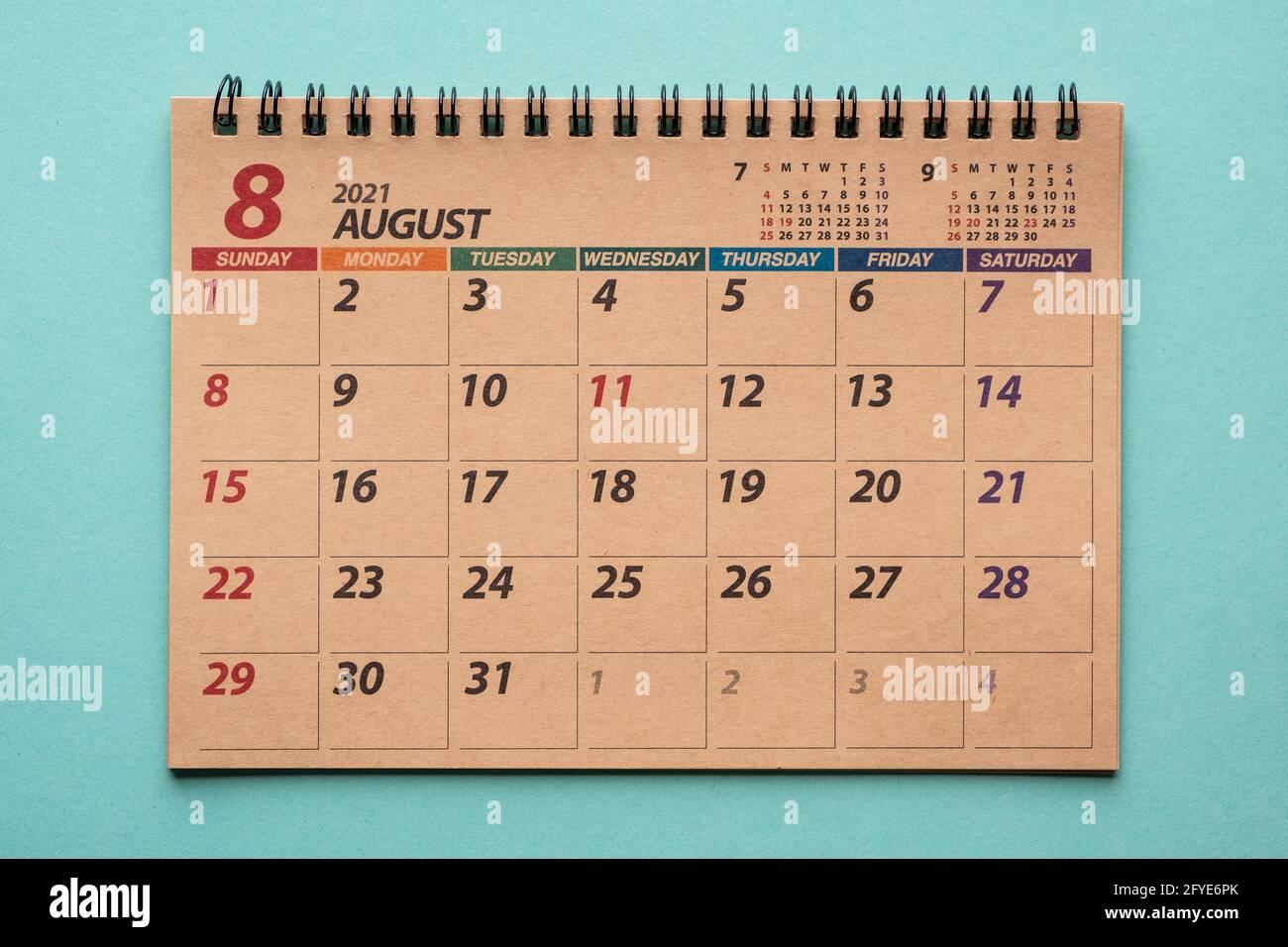 Agosto 2021 calendario della scrivania su sfondo verde Foto Stock